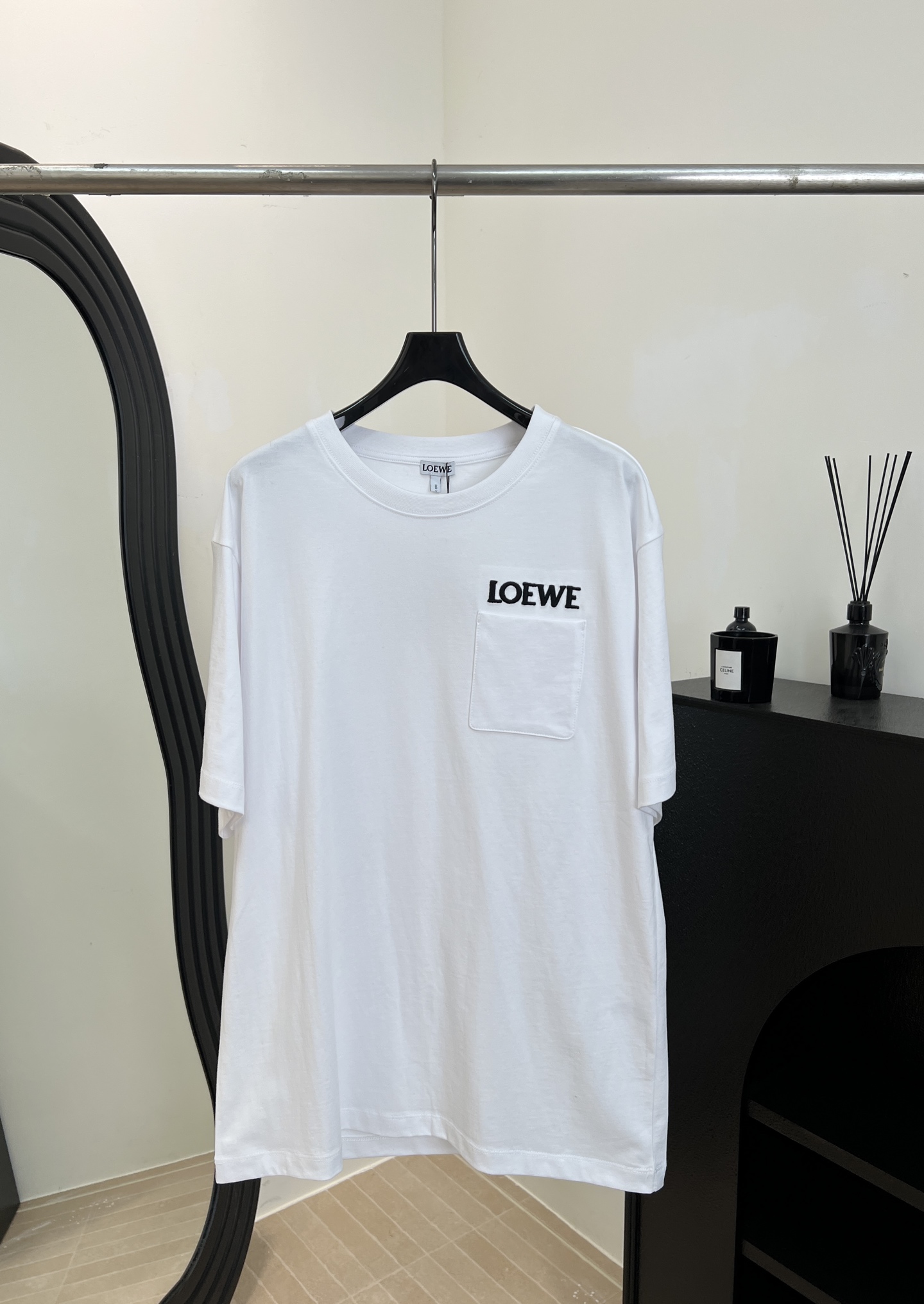 NO:715170,Loewe's new early spring short-sleeved T-shirt with pocket logo, made of soft cotton fabric, small chest pocket + white embroidered logo, simple and detailed, casual version, same style for men and women, size S M L XL,, loewe, T-shirt, tees, t-shirt,19860909Loewe 早春新款 口袋Logo 短袖T恤、采用柔软棉质面料、胸前小口袋+白色刺绣Logo、简约又有细节感、休闲版型、男女同款 码数S M L XL,,loewe,T-shirt,tees，t-shirt,,Women's clothing