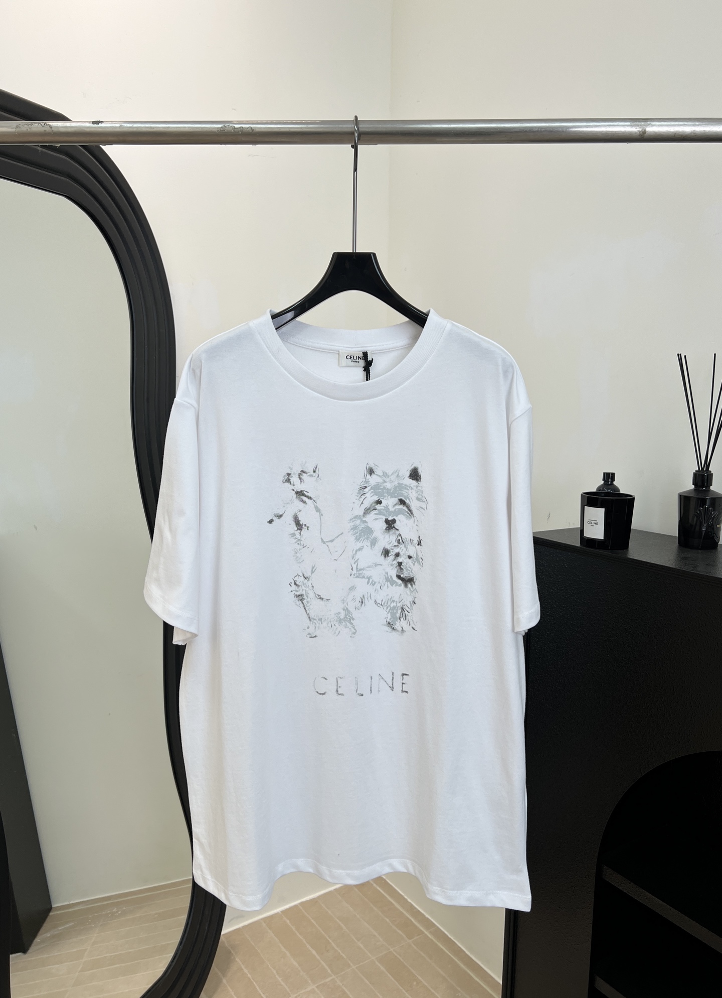 NO:654164,Celine's new early spring West Highland White dog print short-sleeved T-shirt, hand-painted West Highland White large print pattern on the front, ribbed neck design, loose fit, same style for men and women, size S M L XL,,celine,T-shirt,tees,t-shirt,alexander wang19860909Celine 早春新款 西高地白犬印花短袖T恤、正面手绘西高地白大印花图案、罗纹领口设计、宽松版型、男女同款 码数S M L XL,,celine,T-shirt,tees，t-shirt,alexander wang,Women's clothing
