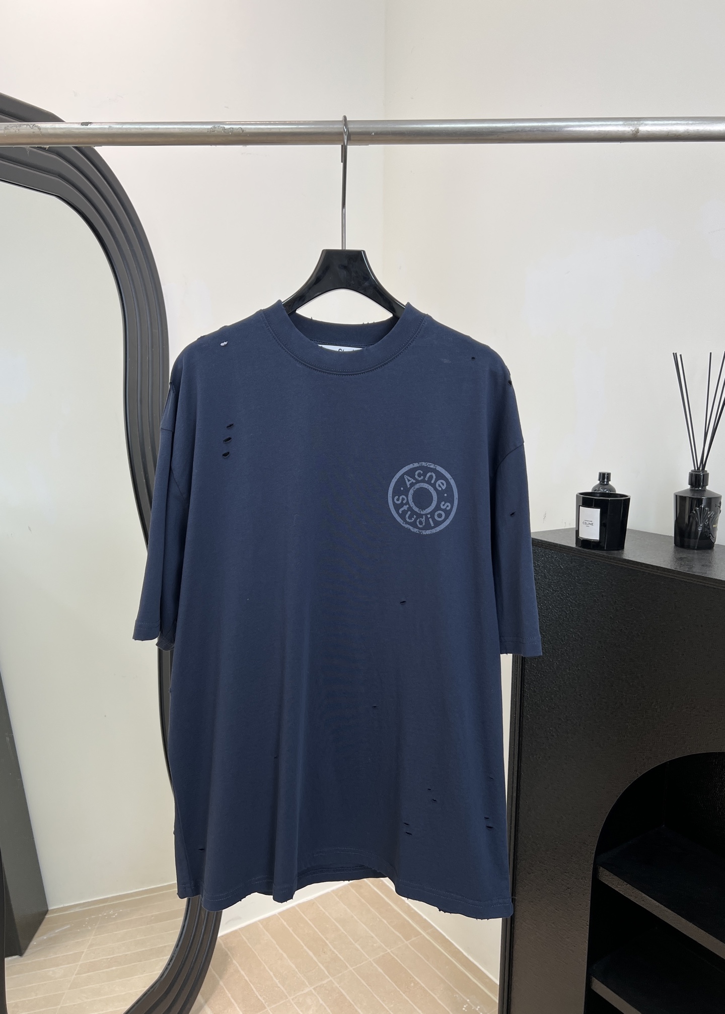 NO:654192,Acne Studios early spring new style button logo hole short-sleeved T-shirt, made of soft cotton fabric, button logo design on the chest, hole details make the overall look more street-like and layered, loose fit, same style for men and women, size S M L,,acne studios,dior,T-shirt,tees,t-shirt,alexander wang19860909Acne Studios 早春新款 纽扣徽标破洞短袖T恤、采用柔软棉质面料、胸前纽扣徽标设计、破洞细节让整体更有街头感和层次感、宽松版型、男女同款 码数S M L,,acne studios,dior,T-shirt,tees，t-shirt,alexander wang,Women's clothing