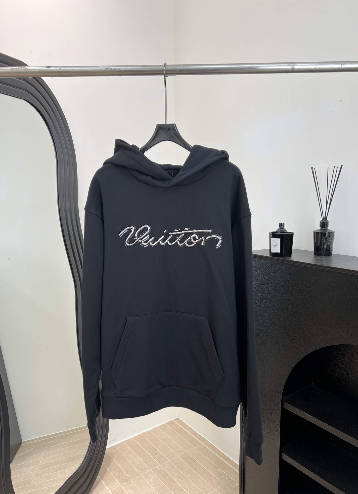 NO:654200,LouisVuitton Louis' new autumn and winter beaded hoodie, logo using micro-bead matrix embroidery technology, kangaroo pocket three-dimensional stitching, cuffs and hem with 21 double yarn ribs, loose fit, same style for men and women, size S M L XL,, louis vuitton, louis vuitton, hats, alexander wang19860909LouisVuitton 路易 秋冬新款 串珠装饰连帽衫、标识采用微珠矩阵刺绣工艺、袋鼠口袋立体缝合、袖口及下摆采用21支双纱罗纹、宽松版型、男女同款 码数S M L XL,,louis vuitton,louis vuitton,hats,alexander wang,Women's clothing