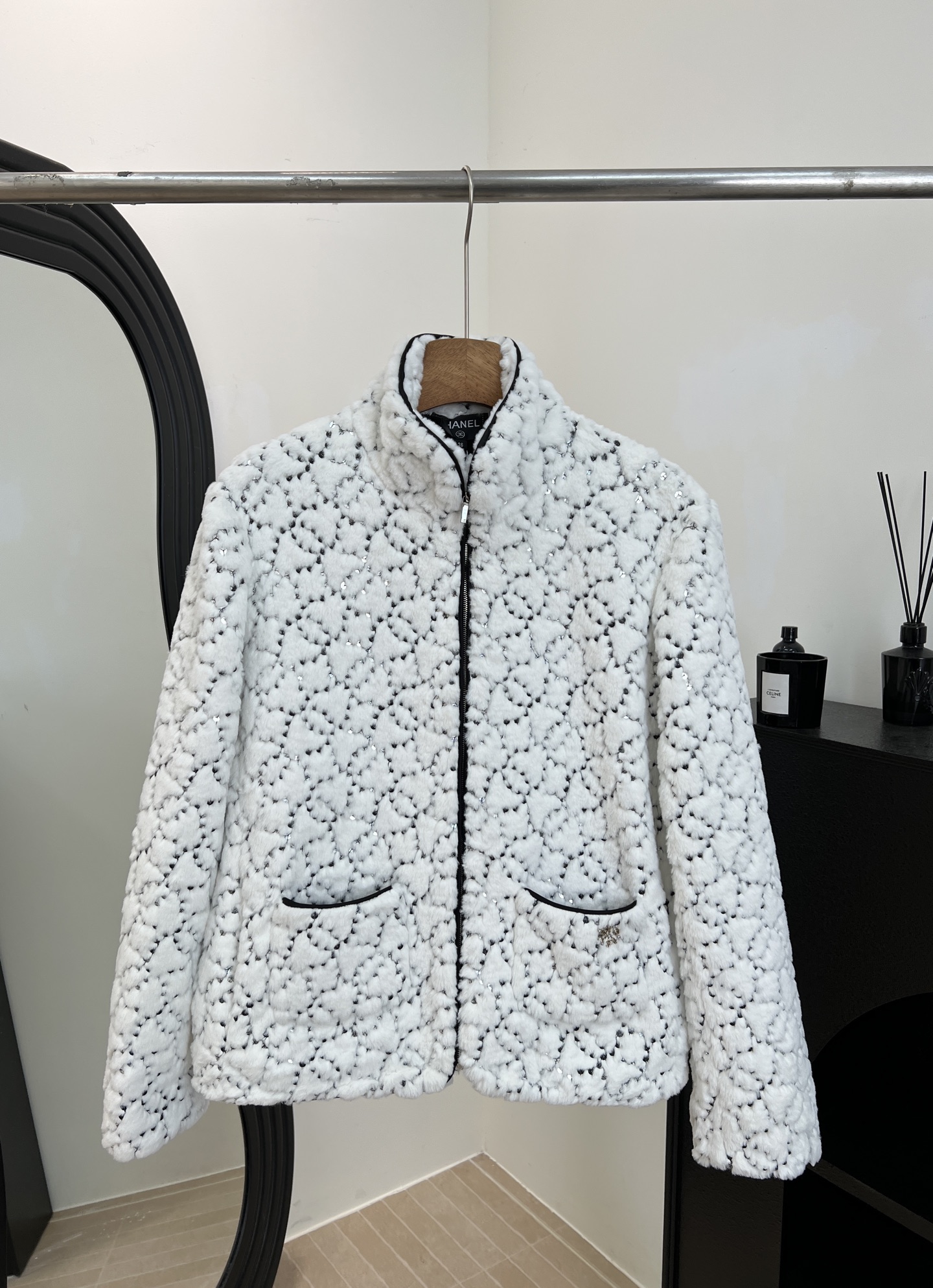 NO:654184,ChaneI Xiaoxiang autumn and winter new ski series fur sequined cotton jacket, imported fur fabrics, hand-beaded sequin details, stand-up collar zipper opening, silk lining, casual fit size S M L,,chanel,jackets & coats,real silk,alexander wang19860909ChaneI 小香 秋冬新款 滑雪系列皮草亮片棉服外套、进口皮草面料制作、手工钉珠亮片细节、立领领口 拉链开合、真丝内衬、休闲版型 码数S M L,,chanel,jackets & coats,real silk,alexander wang,Women's clothing