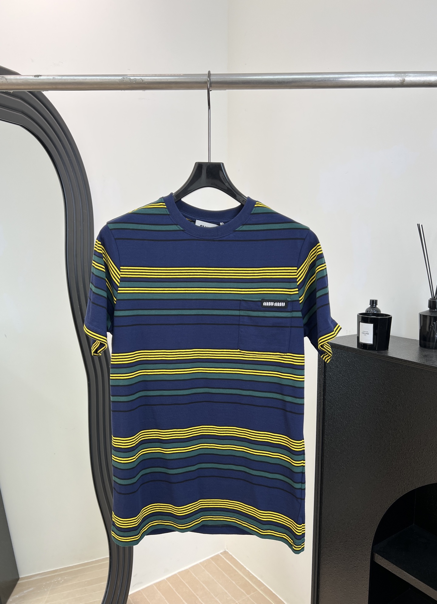 NO:654152,Miu Miu new early spring striped short-sleeved T-shirt, with yellow and green contrasting stripes, small logo pocket details on the chest, pure cotton material, soft and comfortable, casual fit, size S M L,,miumiu,T-shirt,tees,t-shirt,alexander wang19860909Miu Miu 早春新款 条纹短袖T恤、搭配黄绿撞色条纹、胸前小徽标口袋细节、纯棉材质柔软舒适、休闲版型 码数S M L,,miumiu,T-shirt,tees，t-shirt,alexander wang,Women's clothing