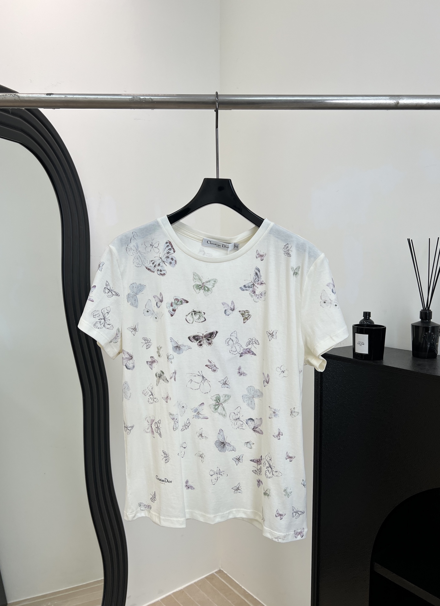 NO:654146,Chanel Xiaoxiang early spring new butterfly print mercerized cotton T-shirt, delicate and soft touch, white background with purple butterfly print, casual fit, size S M L,,chanel,tees,t-shirt,alexander wang19860909Chanel 小香 早春新款 蝴蝶印花丝光棉T恤、触感细腻柔软、白色底色配紫色蝴蝶印花、休闲版型 码数S M L,,chanel,tees，t-shirt,alexander wang,Women's clothing
