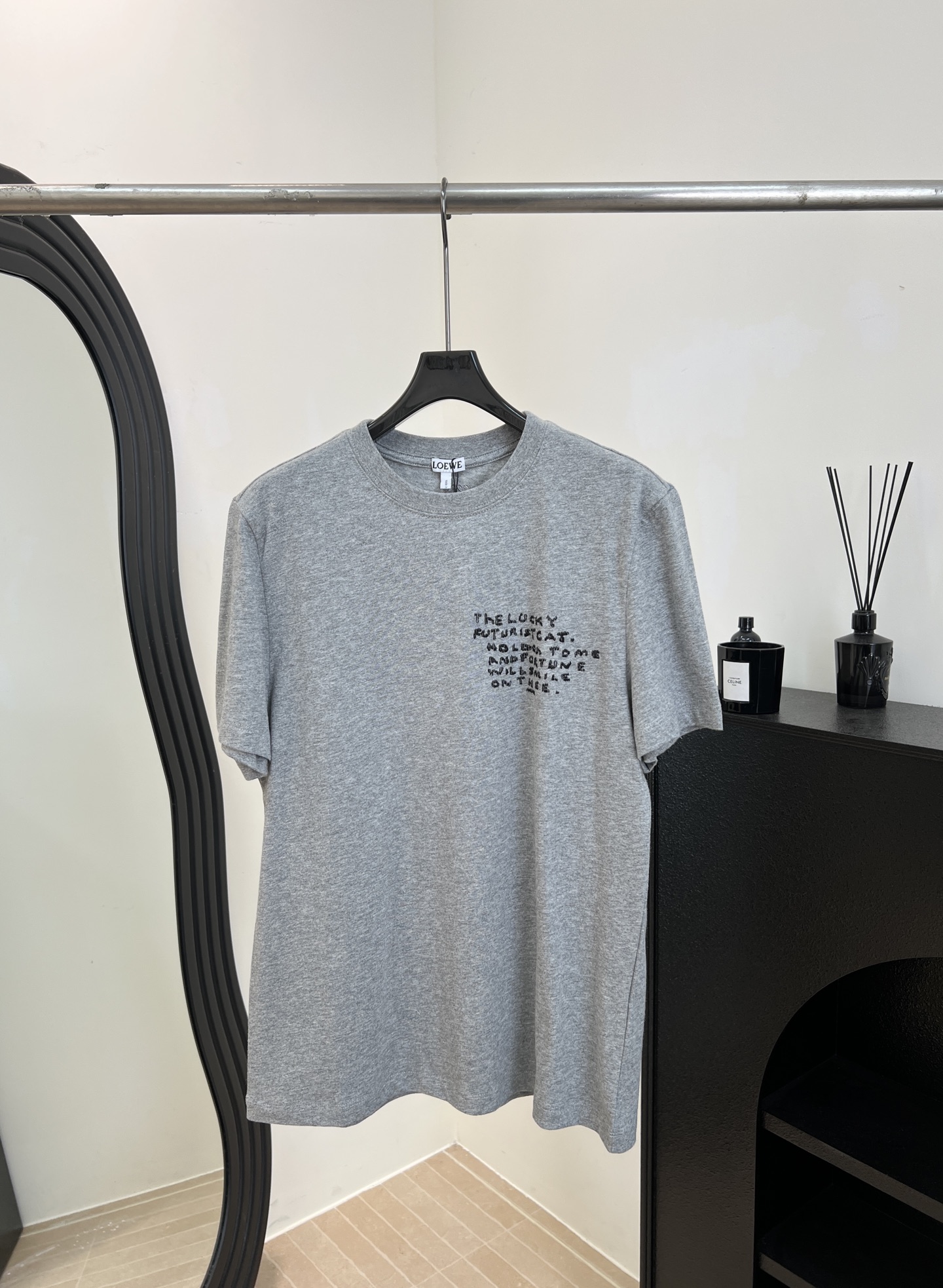 NO:654141,Loewe's new early spring lucky cat printed T-shirt, 'THE LUCKYPURRRIEL CAT' cat print on the front, gray cotton material, casual fit, size S M L,, loewe, tees, t-shirt, alexander wang19860909Loewe 早春新款 幸运猫咪印花T恤、正面“THE LUCKYPURRRIEL CAT”猫咪印花、灰色纯棉材质、休闲版型 码数S M L,,loewe,tees，t-shirt,alexander wang,Women's clothing