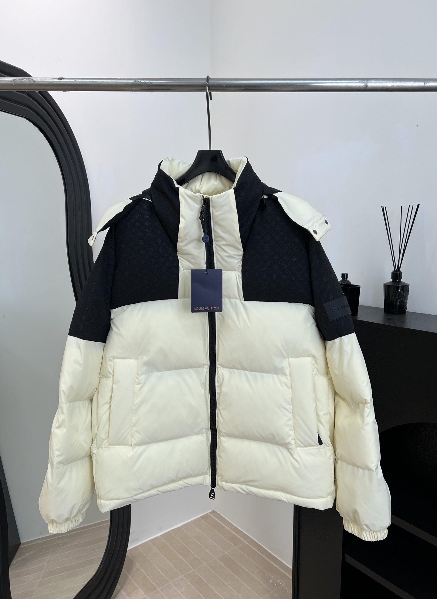 NO:654195,Comes with dust bag LouisVuitton Louis Vuitton new style for autumn and winter, spliced ​​hooded down jacket, off-white + black splicing, polyester fiber filling, water-repellent fabric, zipper pocket, super practical, loose fit, size S M L XL,, louis vuitton, louis vuitton, down jacket, hats, alexander wang19860909配防尘袋 LouisVuitton 路易 秋冬新款 拼接连帽羽绒服、米白+黑色拼接、聚酯纤维填充、防泼水面料、拉链口袋超实用、宽松版型 码数S M L XL,,louis vuitton,louis vuitton,down jacket,hats,alexander wang,Women's clothing