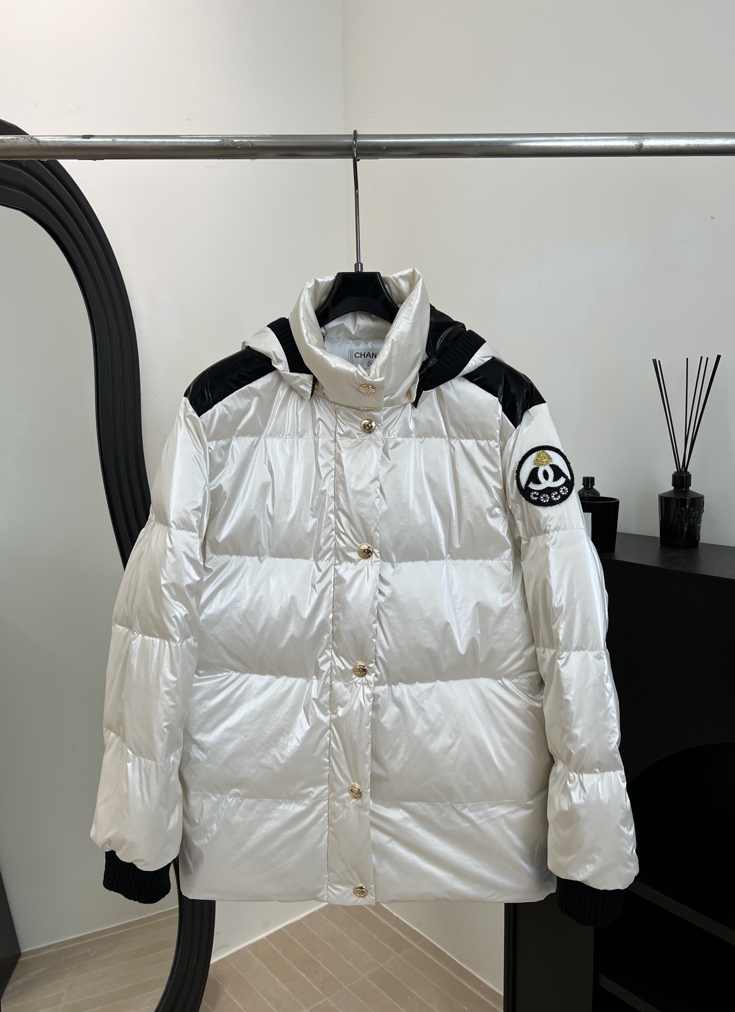 NO:654190,Comes with dust bag Chanel Xiaoxiang new autumn and winter ski series down jacket, black and white color matching design is super classic, outer nylon material, gold buttons + embroidered logo on the left arm, casual fit size S M L,,chanel,down jacket,alexander wang19860909配防尘袋 Chanel 小香 秋冬新款 滑雪系列羽绒服、黑白拼色设计超经典、外层尼龙材质、金色纽扣+左臂刺绣徽标、休闲版型 码数S M L,,chanel,down jacket,alexander wang,Women's clothing
