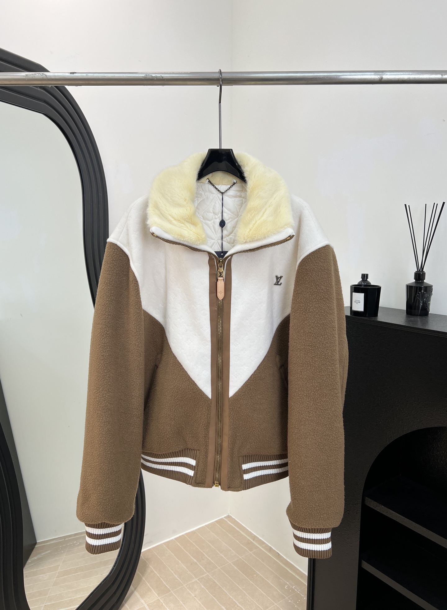 NO:658358,LouisVuitton Louis' new autumn and winter ski series color-blocked cotton jacket, brown wool + off-white nylon splicing, soft and warm, lambswool lapels, cuffs and hem stripes, casual fit, same style for men and women, size S M L XL,,louis vuitton,louis vuitton,jackets & coats,alexander wang19860909LouisVuitton 路易 秋冬新款 滑雪系列拼色棉服夹克、棕色羊毛+米白尼龙拼接、柔软又保暖、羊羔毛翻领、袖口和下摆条纹点缀、休闲版型,男女同款 码数S M L XL,,louis vuitton,louis vuitton,jackets & coats,alexander wang,Women's clothing