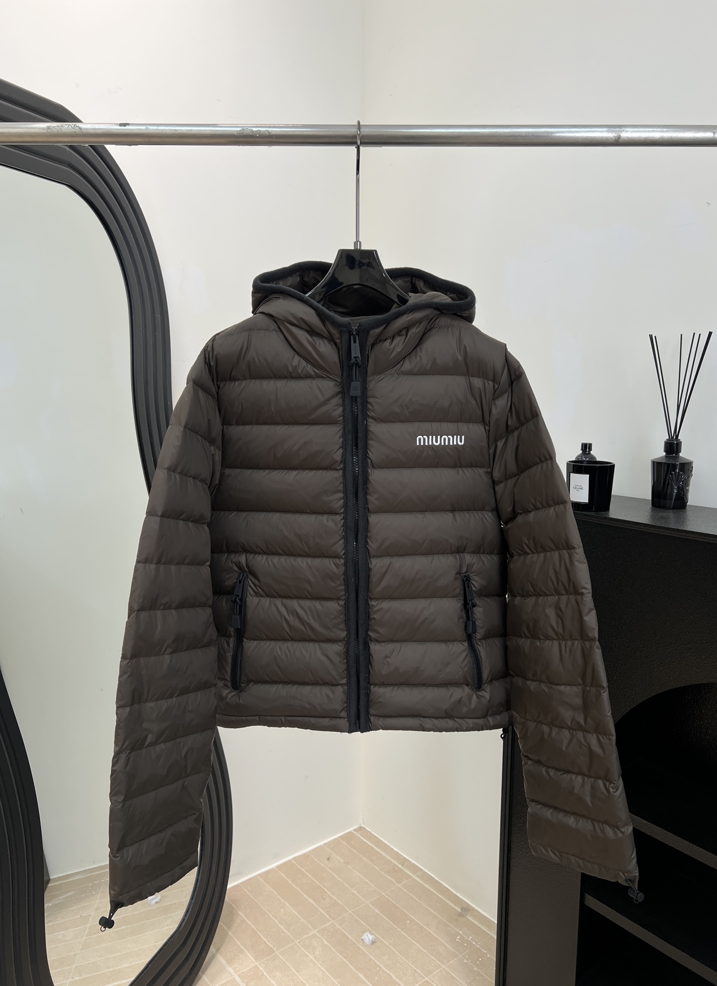 NO:658352,Comes with dust bag Miu Miu new autumn and winter hooded rib down jacket, classic quilted design + hooded zipper, cuffs and hem can be tightened, filled with 90 duck down, light and warm, casual fit Size S M L,,miumiu,down jacket,hats,alexander wang19860909配防尘袋Miu Miu 秋冬新款 连帽排骨羽绒服、经典绗缝设计+连帽拉链、袖口和下摆可收紧、填充90鸭绒、轻盈又保暖、休闲版型 码数S M L,,miumiu,down jacket,hats,alexander wang,Women's clothing