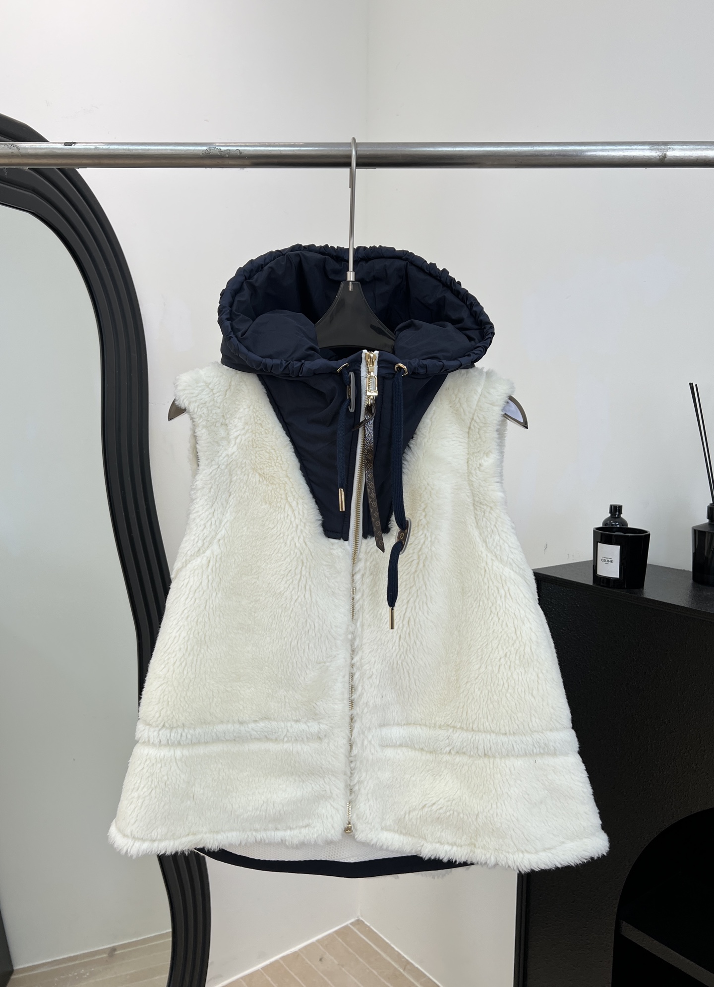 NO:658377,LouisVuitton Louis' new autumn and winter ski series lamb hair vest, outer layer of dark blue quilted nylon, drawstring design to adjust the waist, highly recognizable LV logo on the back, hooded design windproof, casual fit size S M L,,louis vuitton,louis vuitton,louis vuitton,hats,alexander wang19860909LouisVuitton 路易 秋冬新款 滑雪系列羊羔毛马甲、外层深蓝绗缝尼龙、抽绳设计可调节腰部、后面LV标志超有辨识度、连帽设计防风、休闲版型 码数S M L,,louis vuitton,louis vuitton,louis vuitton,hats,alexander wang,Women's clothing