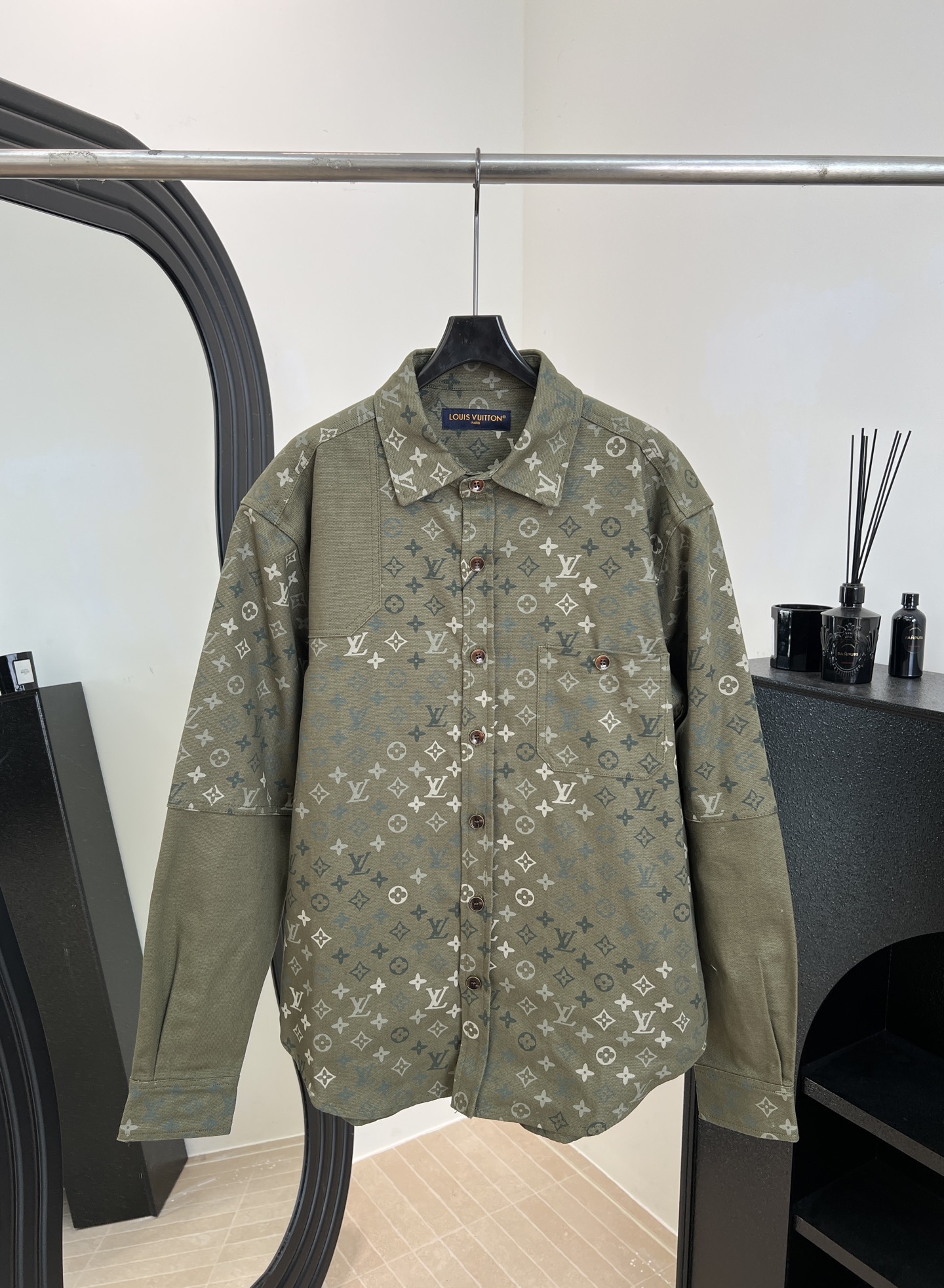 NO:658367,Men's LouisVuitton Louis early spring new Monogram work shirt, made of cotton canvas, plain inserts on the sleeves and right shoulder, leather patches on the back, casual fit, size S M L XL,,louis vuitton,louis vuitton,shirts,alexander wang19860909男款LouisVuitton 路易 早春新款 Monogram 工装衬衫、采用棉质帆布、衣袖和右肩拼接素色嵌饰、背部还有皮革贴饰、休闲版型 码数S M L XL,,louis vuitton,louis vuitton,shirts,alexander wang,Women's clothing