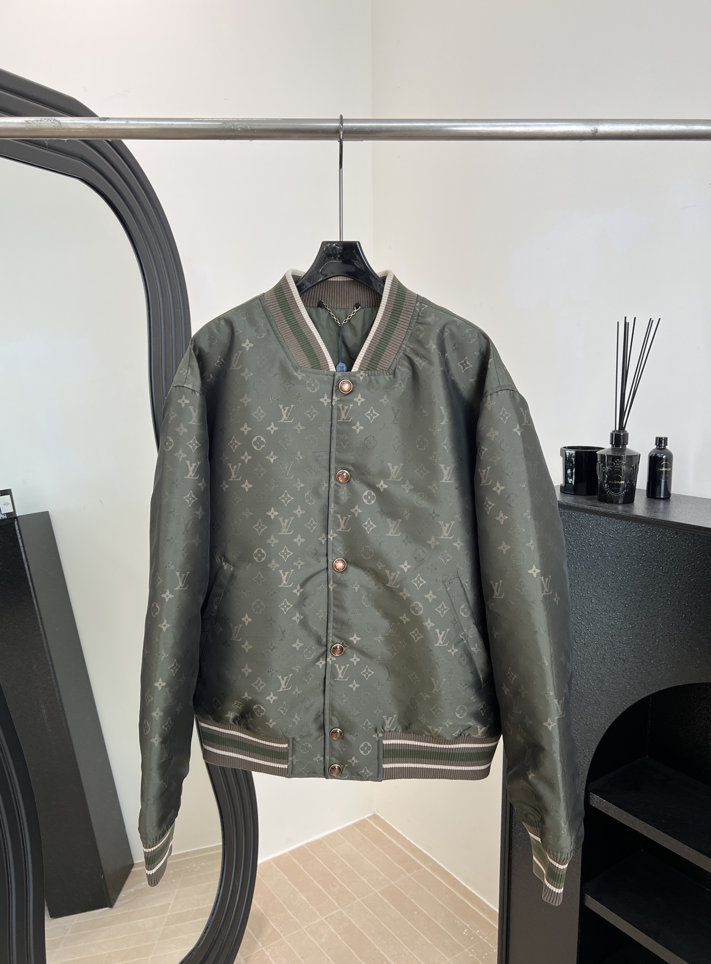 NO:658364,Men's LouisVuitton Louis Autumn and Winter New Monogram Cotton Baseball Jacket, Classic Presbyopia Pattern, High-Quality Nylon Fabric, Metal Buttons + Striped Cuffs, Casual Fit Size SMLXL,,louis vuitton,louis vuitton,jackets & coats,alexander wang19860909男款LouisVuitton 路易 秋冬新款 Monogram棉服棒球夹克、经典老花图案、高品质尼龙面料、金属纽扣+条纹袖口、休闲版型 码数SMLXL,,louis vuitton,louis vuitton,jackets & coats,alexander wang,Women's clothing