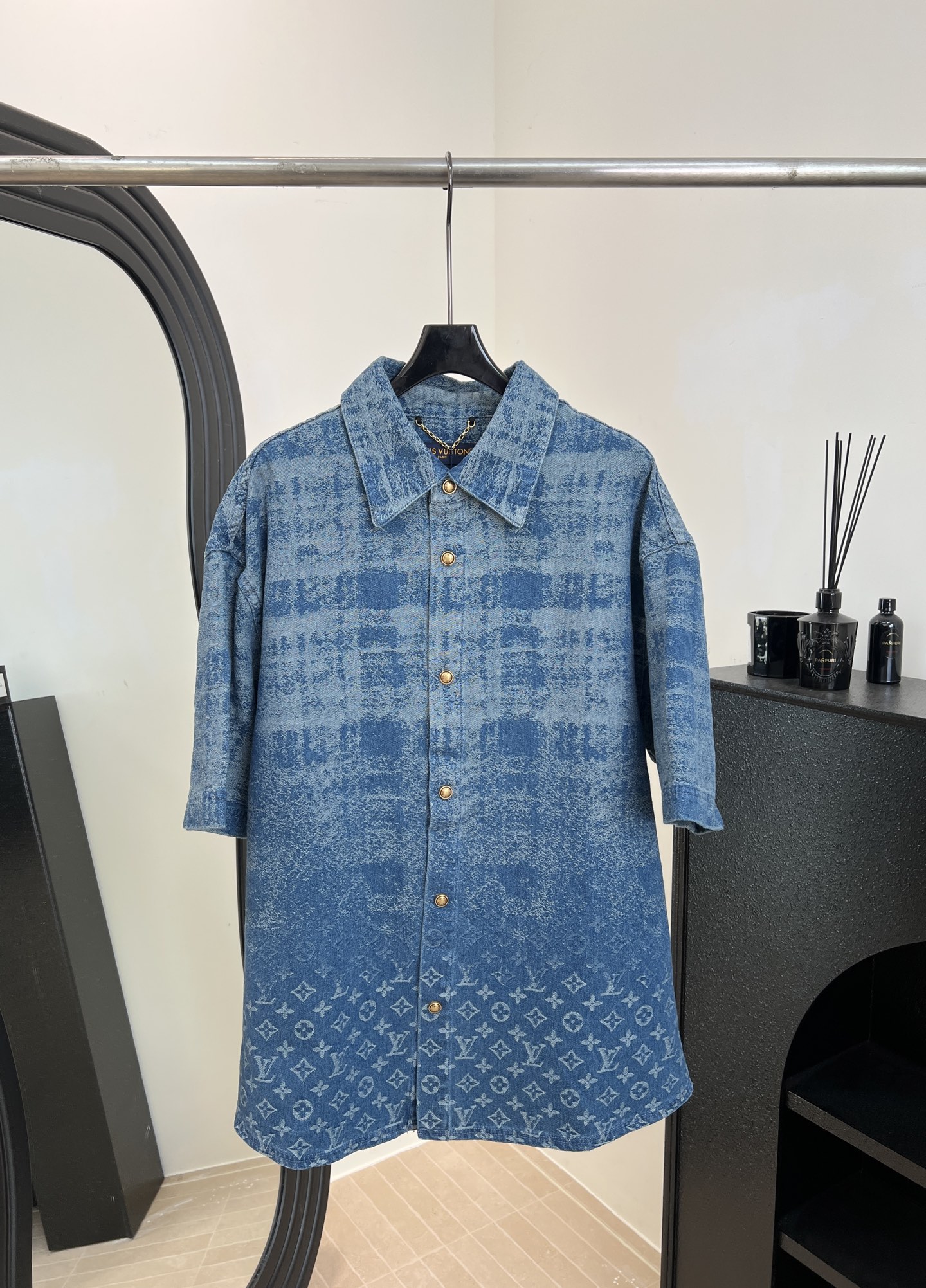 NO:658361,Men's LouisVuitton Louis early spring new gradient Monogram blue shirt, classic presbyopia pattern is very recognizable, metal buttons embellished details, casual fit size S M L XL,,louis vuitton,louis vuitton,shirts,alexander wang19860909男款LouisVuitton 路易 早春新款 渐变Monogram蓝色衬衫、经典老花图案超有辨识度、金属纽扣点缀细节、休闲版型 码数S M L XL,,louis vuitton,louis vuitton,shirts,alexander wang,Women's clothing