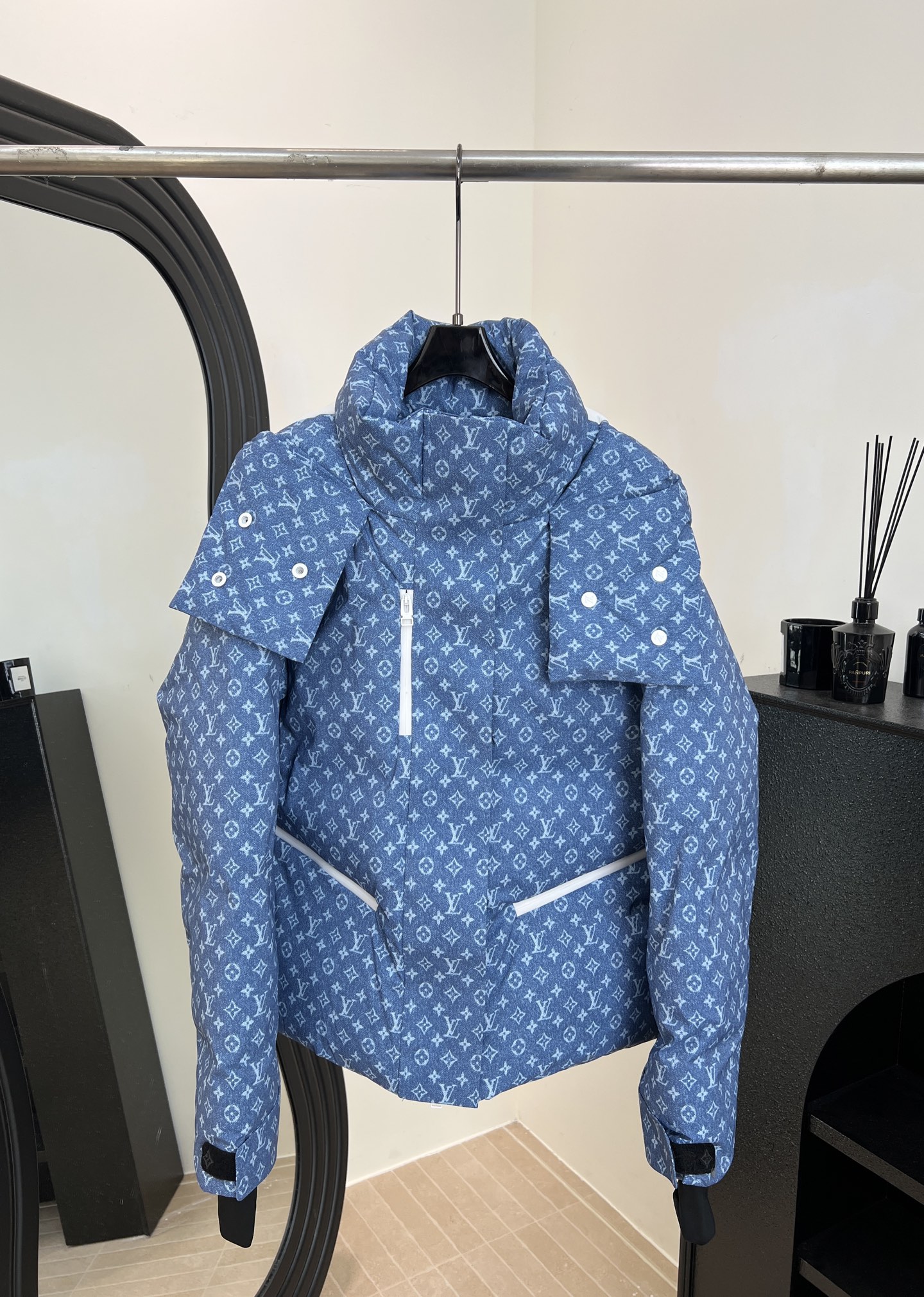 NO:658375,Comes with dust bag LouisVuitton Louis Vuitton autumn and winter new ski series blue presbyopia down, classic Monogram pattern, high-performance windproof and waterproof fabric, 90 duck down filling, casual fit size S M L,,louis vuitton,louis vuitton,down jacket,alexander wang19860909配防尘袋LouisVuitton 路易 秋冬新款 滑雪系列蓝色老花羽绒、经典Monogram图案、高性能防风防水面料、90鸭绒填充、休闲版型 码数S M L,,louis vuitton,louis vuitton,down jacket,alexander wang,Women's clothing