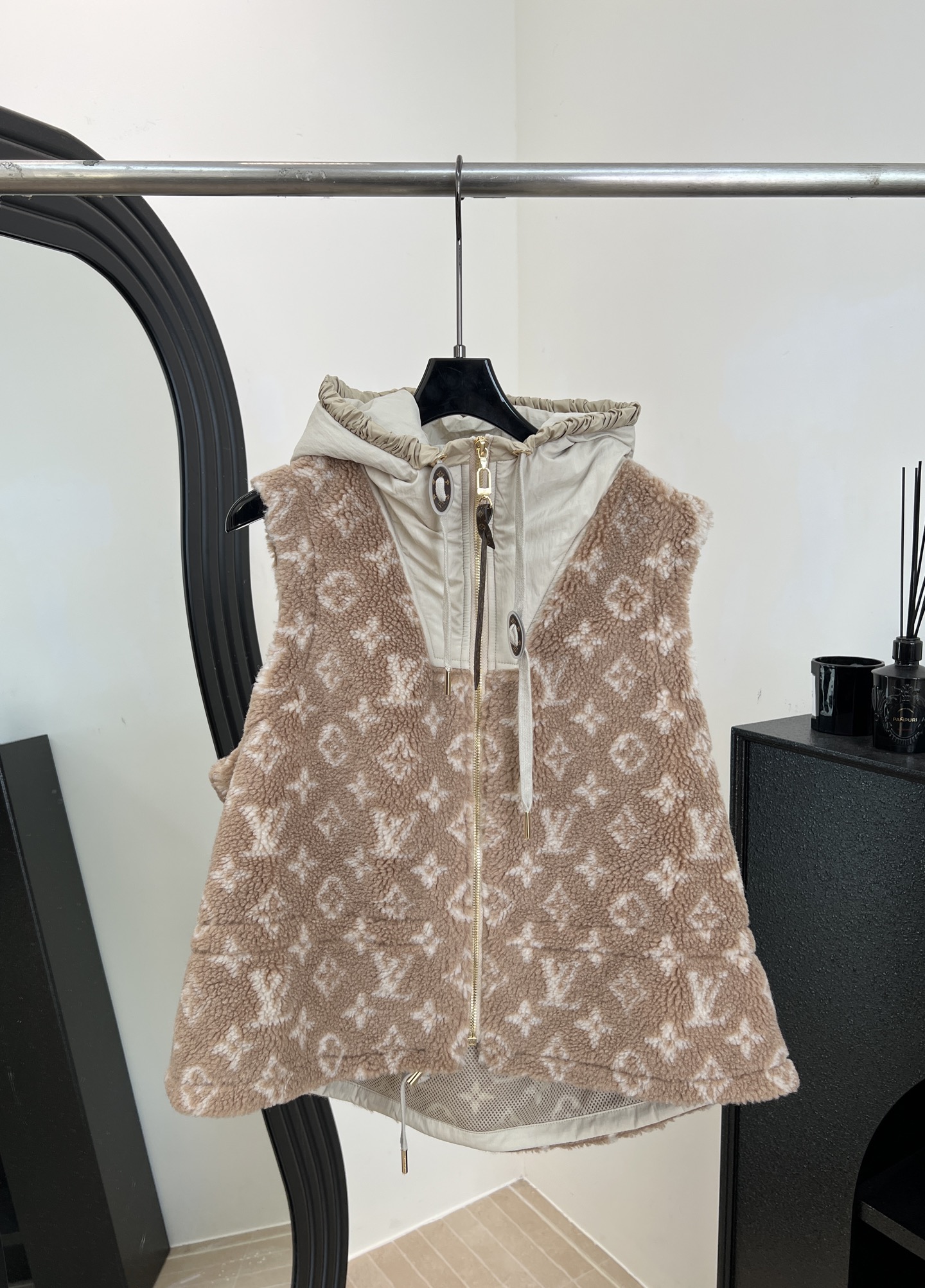 NO:658369,LouisVuitton Louis' new autumn and winter ski series lamb hair vest, outer layer of dark blue quilted nylon, drawstring design to adjust the waist, highly recognizable LV logo on the back, hooded design windproof, casual fit size S M L,,louis vuitton,louis vuitton,louis vuitton,hats,alexander wang19860909LouisVuitton 路易 秋冬新款 滑雪系列羊羔毛马甲、外层深蓝绗缝尼龙、抽绳设计可调节腰部、后面LV标志超有辨识度、连帽设计防风、休闲版型 码数S M L,,louis vuitton,louis vuitton,louis vuitton,hats,alexander wang,Women's clothing