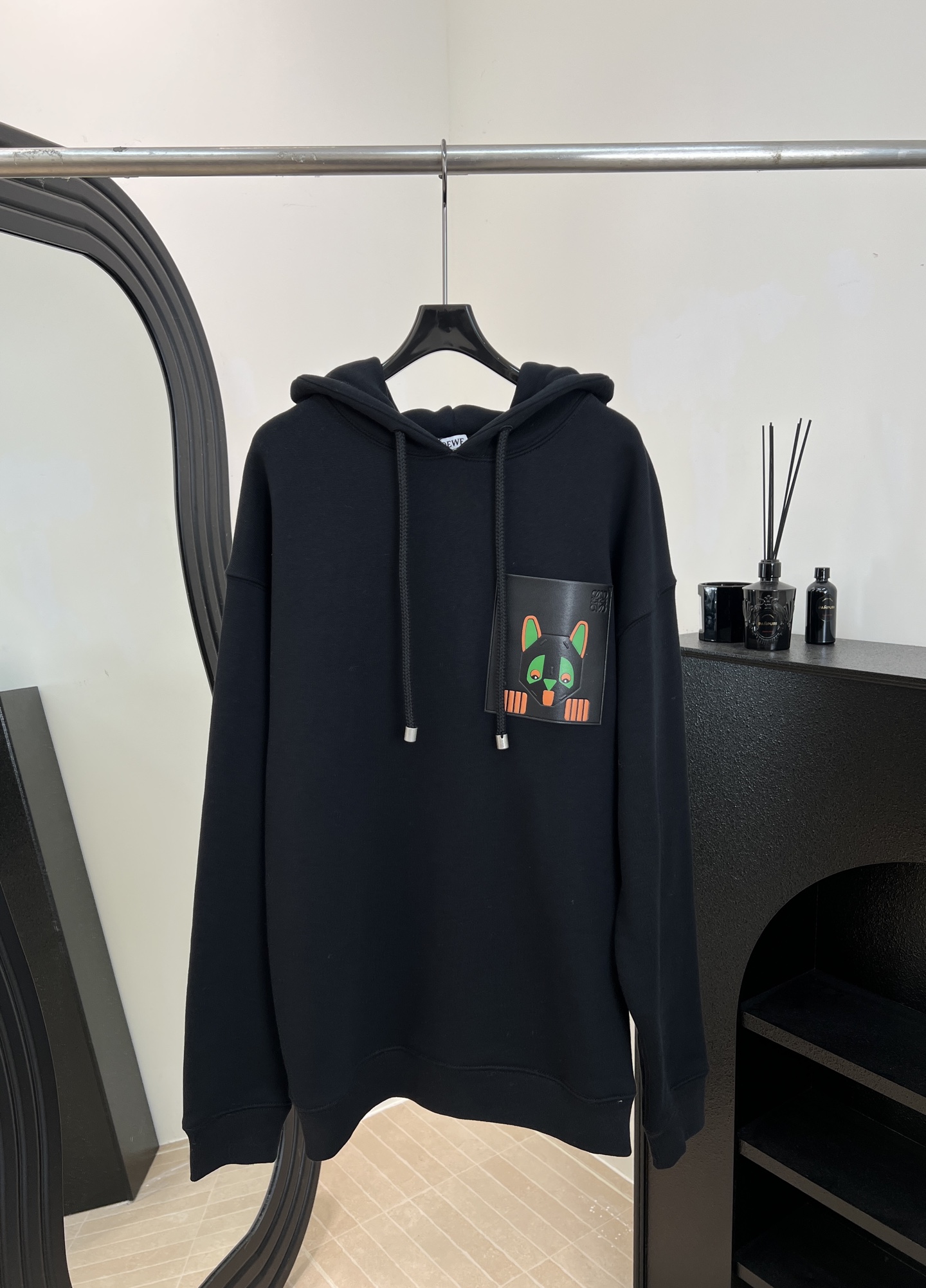 NO:658354,LOEWE19860909LOEWE x Louis Wain联名 秋冬新款 猫咪连帽卫衣、黑色棉质面料、胸前皮革贴袋印有抽象猫咪皮牌图案、宽松版型、男女同款 码数S M L XL,,louis vuitton,loewe,hoodie,sweatshirts,hats,alexander wang,Women's clothing