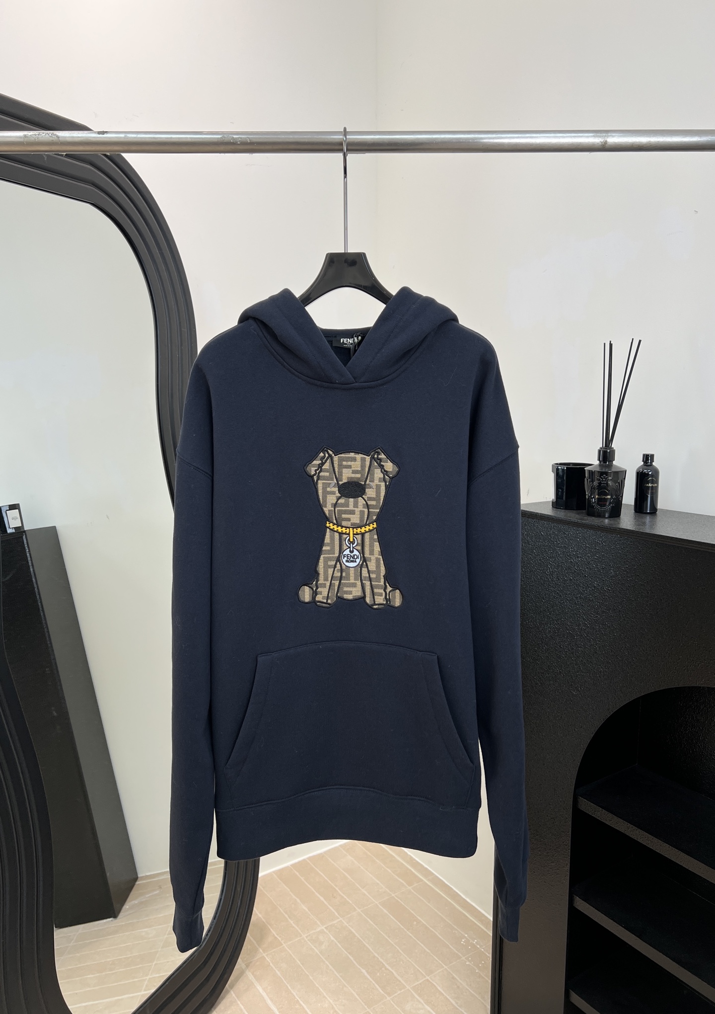NO:658351,Fendi autumn and winter new FF puppy embroidered hooded sweatshirt, navy blue cotton fabric, FF presbyopic puppy embroidery on the chest, hooded design + front pockets, casual fit, same style for men and women, size S M L XL,,fendi,hoodie,sweatshirts,hats,alexander wang19860909Fendi 秋冬新款 FF小狗刺绣连帽卫衣、藏蓝色纯棉面料、胸前FF老花小狗刺绣、连帽设计+前置口袋、休闲版型、男女同款 码数S M L XL,,fendi,hoodie,sweatshirts,hats,alexander wang,Women's clothing