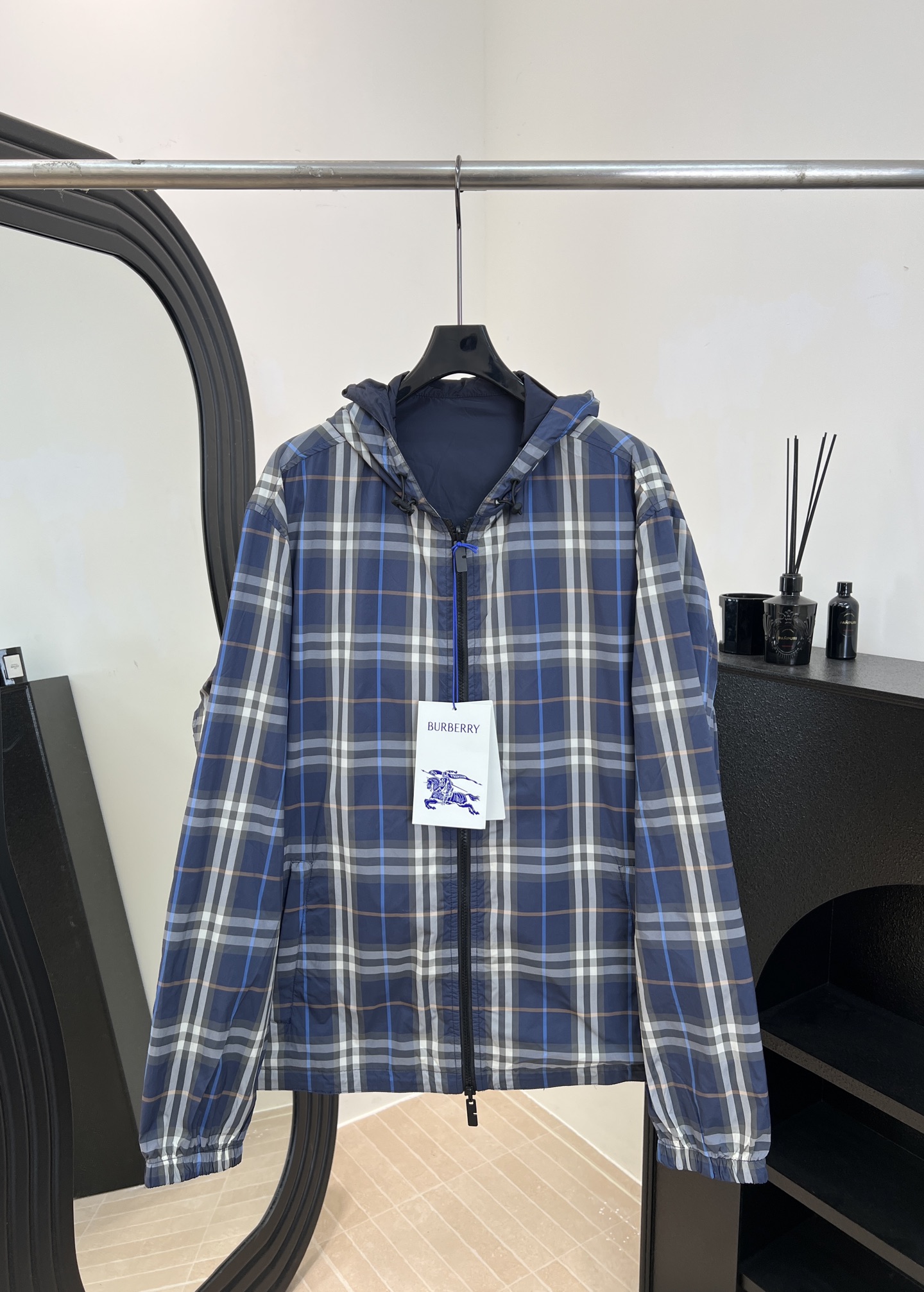 NO:658366,Men's Burberry autumn and winter new style Reversible design Vintage plaid long-sleeved hooded jacket, classic plaid stripes with zipper pockets, the other side is all black low-key design, round brand logo stamp icon, cuffs elastic band hem drawstring details, waterproof zipper placket, classic tailoring, loose fit Size S M L XL,,burberry,jackets & coats,hats,alexander wang19860909男款Burberry 秋冬新款 双面穿设计Vintage格纹长袖连帽外套、经典格子条纹搭配拉链口袋、另一面全黑色低调设计、圆形品牌logo章仔图标、袖口松紧带下摆抽绳细节、防水拉链开合门襟、经典剪裁版型、宽松版型 码数S M L XL,,burberry,jackets & coats,hats,alexander wang,Women's clothing