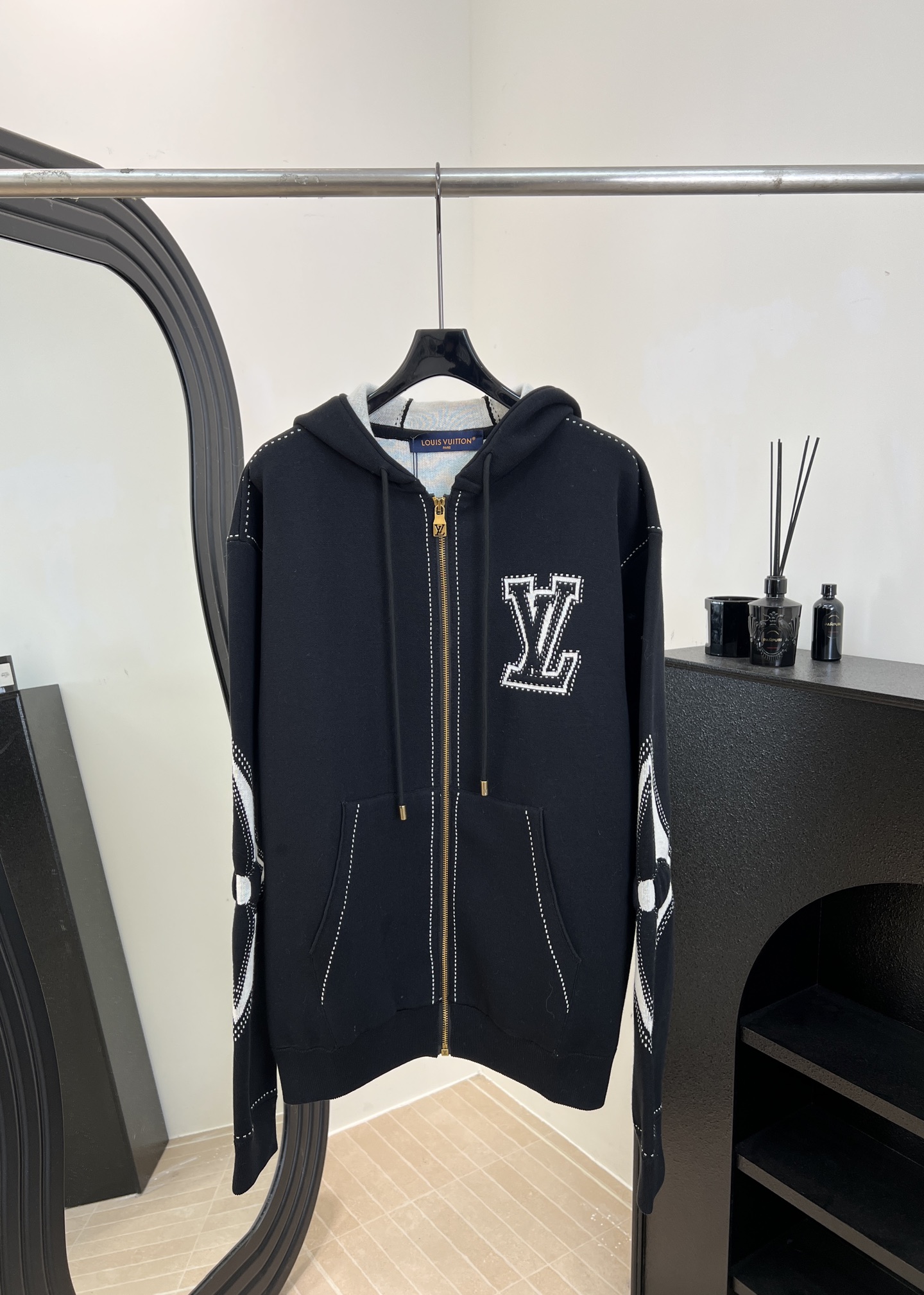 NO:658363,LouisVuitto* Louis new autumn and winter intarsia hooded knitted cardigan, black cotton fabric, LV letters on the chest, three-dimensional terry embroidery on the sleeves and pocket edges, gold zipper + hood design, casual fit, same style for men and women. Size S M L XL,,louis vuitton,louis vuitton,louis vuitton,hats,alexander wang19860909LouisVuitto* 路易 秋冬新款 嵌花连帽针织开衫、黑色棉质面料、胸前LV字母、袖子和口袋边缘采用立体毛圈绣、金色拉链+连帽设计、休闲版型、男女同款 码数S M L XL,,louis vuitton,louis vuitton,louis vuitton,hats,alexander wang,Women's clothing