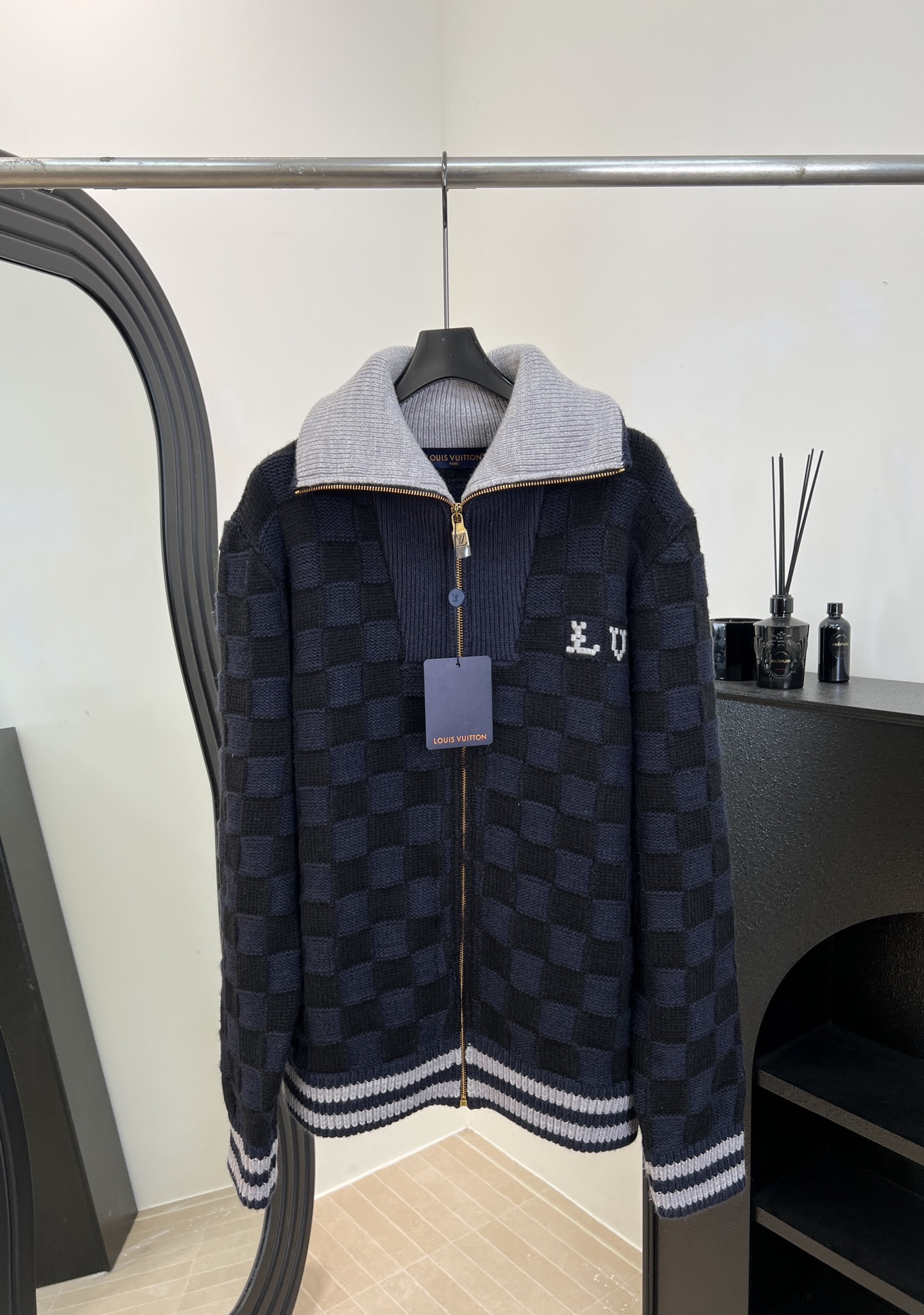 NO:658360,LouisVuitto* Louis new autumn and winter checkerboard high-neck knitted jacket, wool blended fabric is soft and comfortable, gray and white striped ribbed collar, LV embroidered logo on the chest, casual fit, same style for men and women. Size S M L19860909LouisVuitto* 路易 秋冬新款 棋盘格高领针织夹克外套、羊毛混纺面料柔软舒适、灰白条纹罗纹衣领、胸前LV刺绣徽标、休闲版型、男女同款 码数S M L XL,,louis vuitton,louis vuitton,louis vuitton,jackets & coats,jackets & coats,alexander wang,Women's clothing