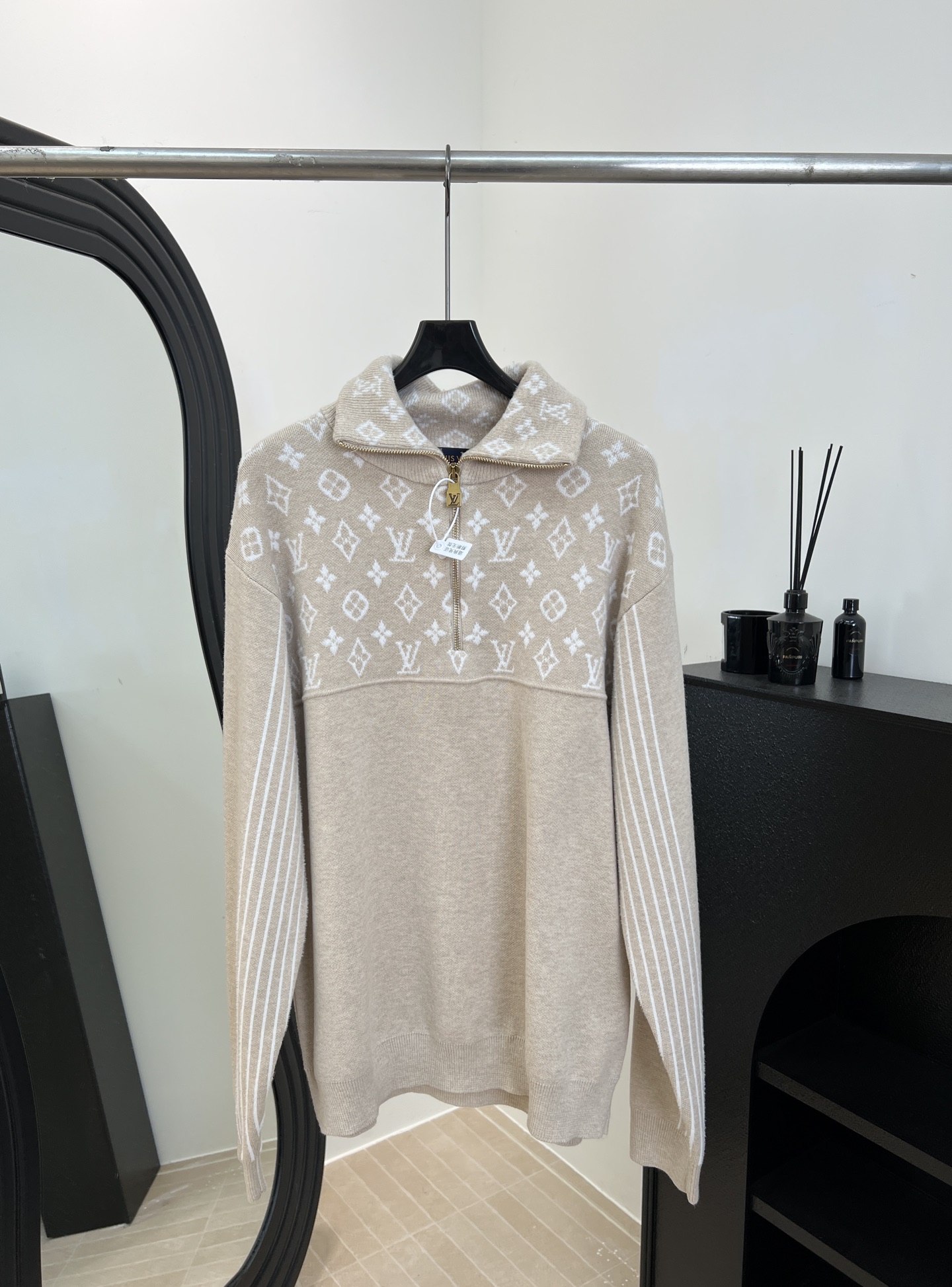 NO:658357,LouisVuitto* Louis new autumn and winter style jacquard half-zip sweater, wool yarn weaving, Monogram jacquard on the chest + half-open zipper, lapel POLO version, sleeve stripe splicing, loose version, same style for men and women. Size SMLXL,,louis vuitton,louis vuitton,alexander wang19860909LouisVuitto* 路易 秋冬新款 提花半拉链针织衫、羊毛纱线织造、胸前Monogram提花+半开襟拉链、翻领POLO版型、袖部条纹拼接、宽松版型、男女同款 码数SMLXL,,louis vuitton,louis vuitton,alexander wang,Women's clothing