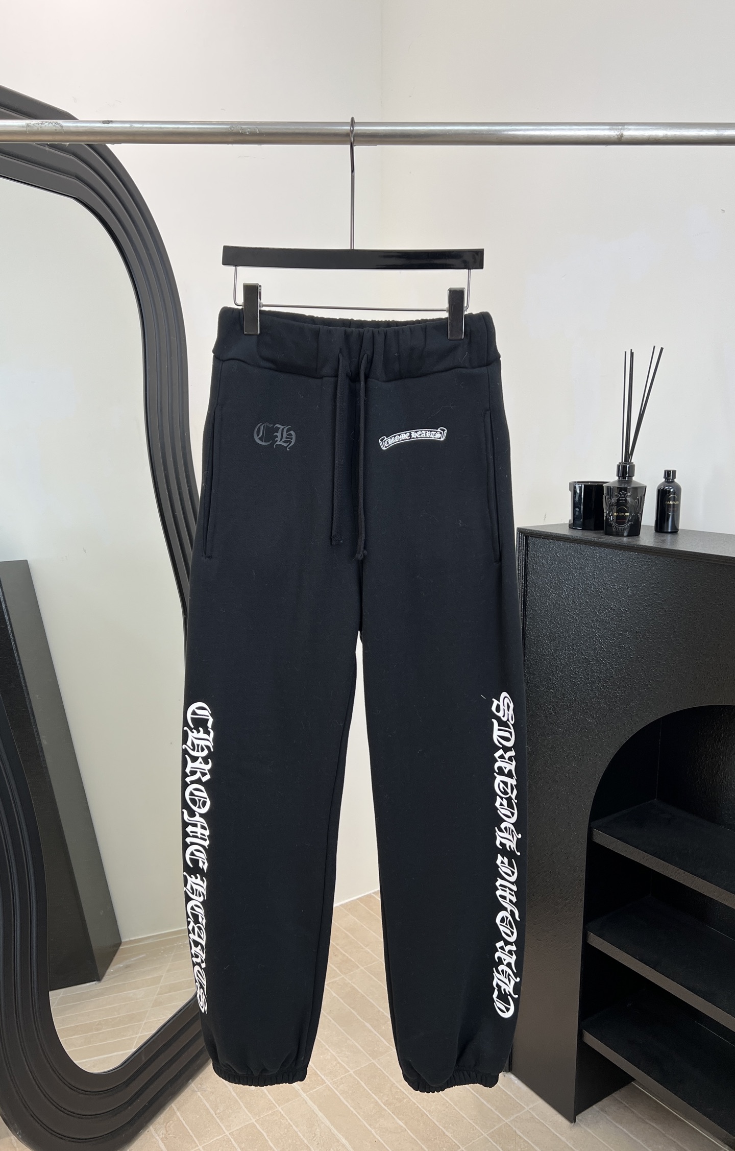 NO:658346,Chrome Heart* Chrome Heart's new autumn and winter style scroll Sanskrit plus velvet sweatpants, made of high-weight plus velvet cotton, soft and warm, white scroll Sanskrit on the side, drawstring waistband with leg design + double side pockets, casual fit, size S M L,,chrome hearts,chrome hearts,alexander wang19860909Chrome Heart* 克罗心 秋冬新款 卷轴梵文加绒卫裤、采用高克重加绒棉、柔软又保暖、侧边白色卷轴梵文、束脚设计抽绳腰头＋双侧口袋、休闲版型 码数S M L,,chrome hearts,chrome hearts,alexander wang,Women's clothing