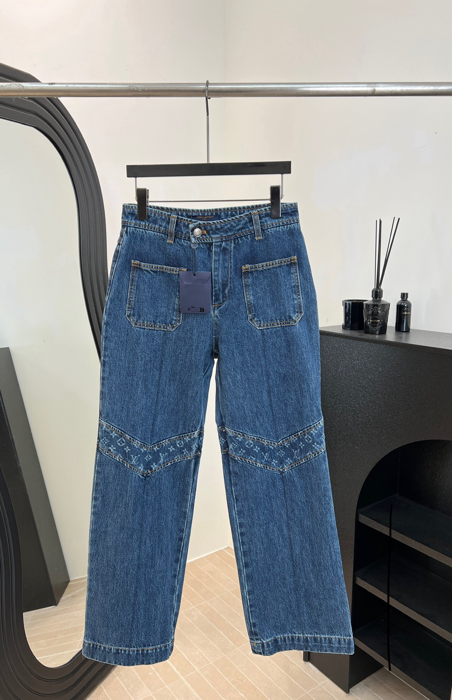 NO:658344,LouisVuitto* Louis new style for autumn and winter, spliced ​​V-shaped logo jeans, dark blue denim + Monogram presbyopic canvas splicing, high-waisted straight version, size SML,,louis vuitton,louis vuitton,jeans,alexander wang19860909LouisVuitto* 路易 秋冬新款 拼接V形Logo牛仔裤、深蓝丹宁+Monogram老花帆布拼接、高腰直筒版型 码数SML,,louis vuitton,louis vuitton,jeans,alexander wang,Women's clothing
