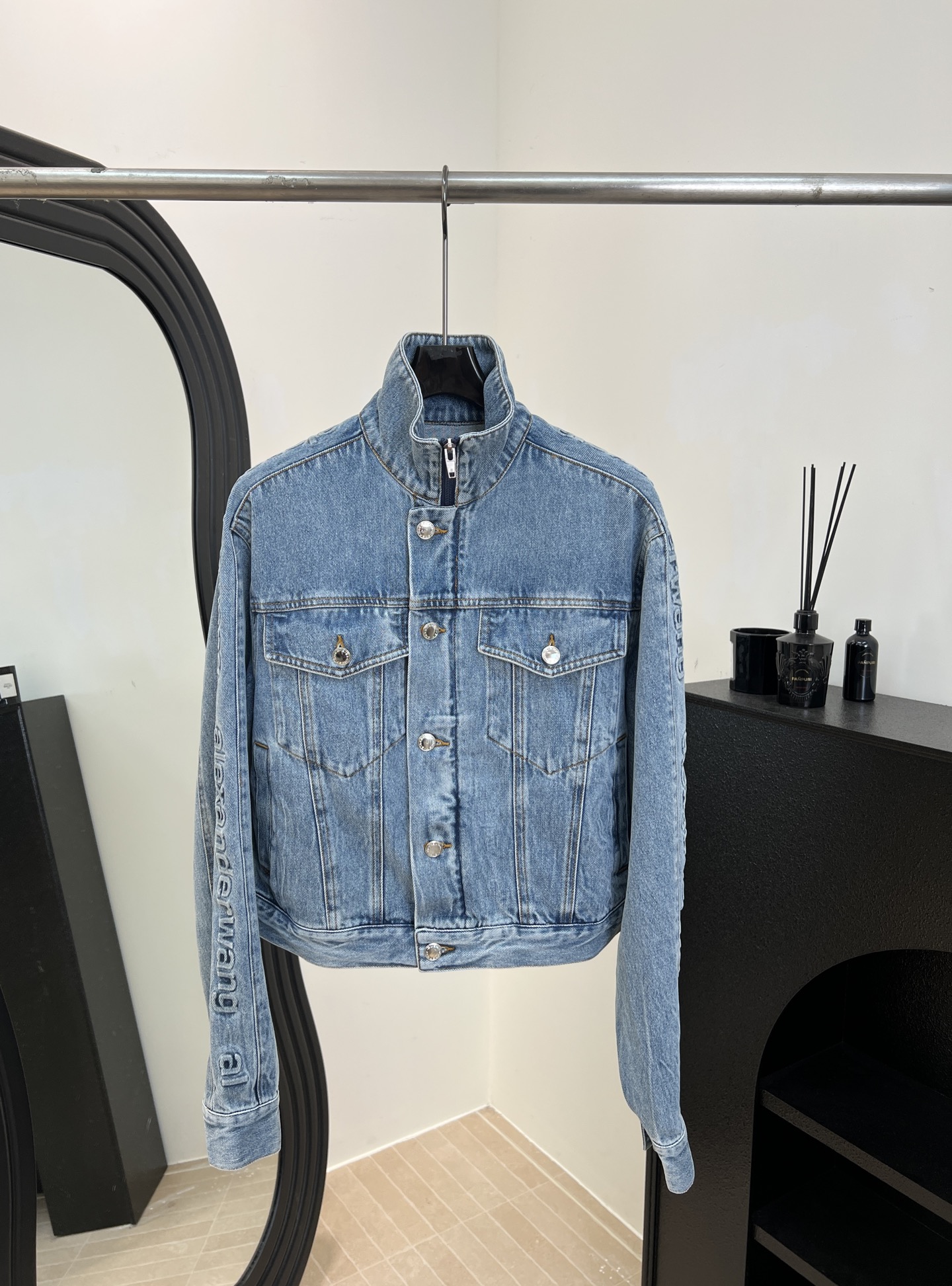 NO:658342,Alexander Wan* Wang's new early spring style letter-embossed denim jacket, light blue washed denim, small stand collar + zipper design, four flap pockets on the front, brand letters embossed on the outside of the sleeves, short version, size S M L,,alexander wang,jackets & coats,alexander wang19860909Alexander Wan* 大王 早春新款 字母压纹牛仔外套、浅蓝色水洗丹宁布、小立领+拉链设计、正面有四个翻盖口袋、袖子外侧压印品牌字母、短款版型 码数S M L,,alexander wang,jackets & coats,alexander wang,Women's clothing