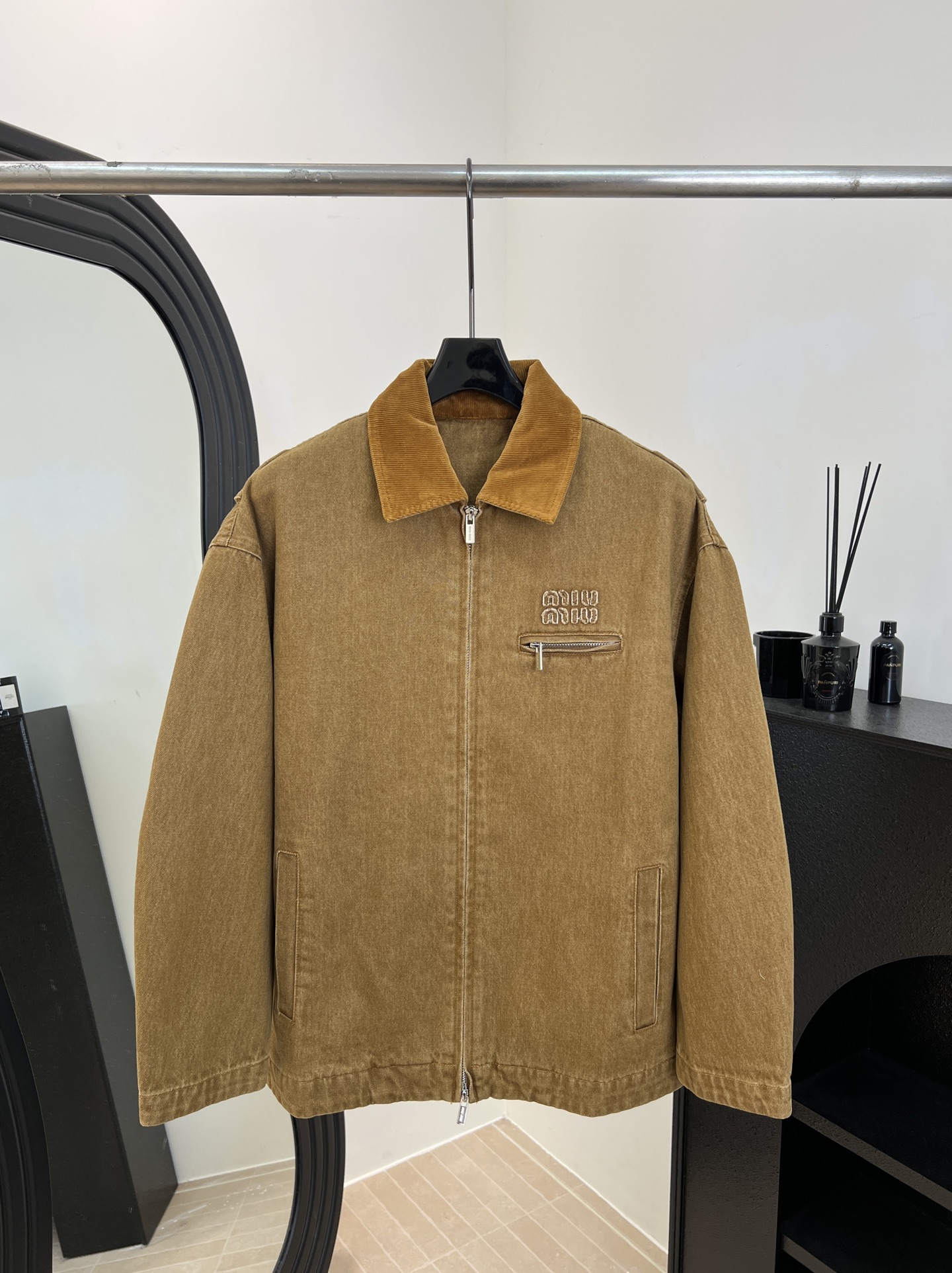 NO:658340,Miu Miu early spring new style corduroy leather collar jacket, khaki fabric + leather lapel, retro workwear style, same color embroidered logo on the chest, loose short version, size S M L,,miumiu,jackets & coats,alexander wang19860909Miu Miu 早春新款 灯芯绒皮领夹克、卡其色面料+皮质翻领、复古工装风、胸前有同色刺绣徽标、宽松短款版型 码数S M L,,miumiu,jackets & coats,alexander wang,Women's clothing