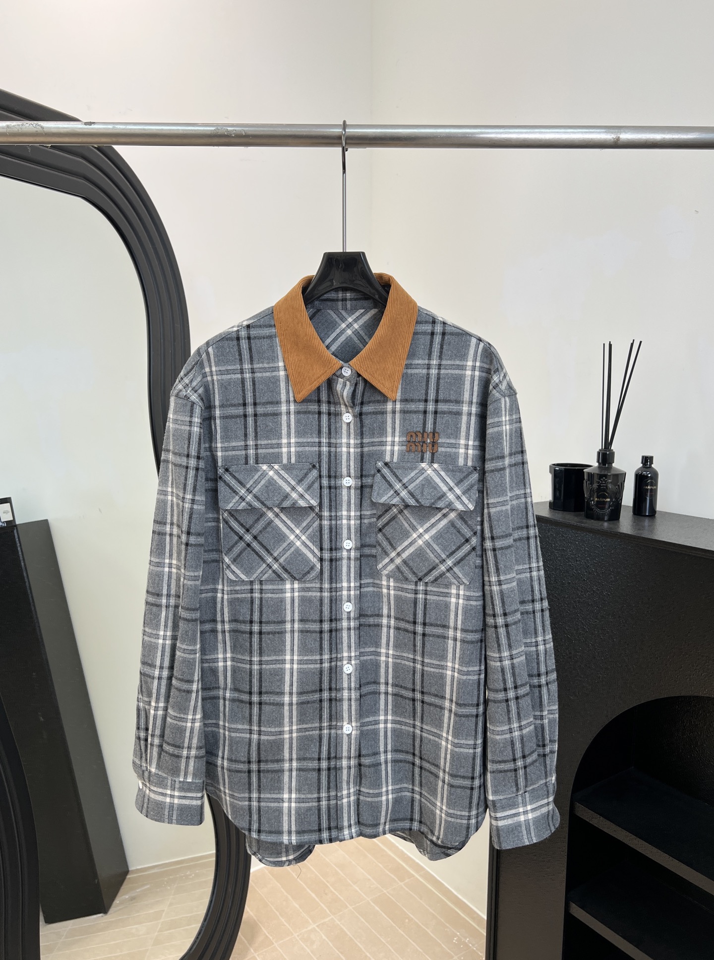NO:658338,Miu Miu new autumn and winter plaid corduroy shirt, made of flannel material, full of retro feel, classic plaid + waist design, lapel and chest pocket details give a sense of layering, casual fit, size S M L,,miumiu,shirts,alexander wang19860909Miu Miu 秋冬新款 格纹灯芯绒衬衫、采用法兰绒材质、复古感满满、经典格纹+束腰设计、翻领和胸前口袋细节让层次感、休闲版型 码数S M L,,miumiu,shirts,alexander wang,Women's clothing
