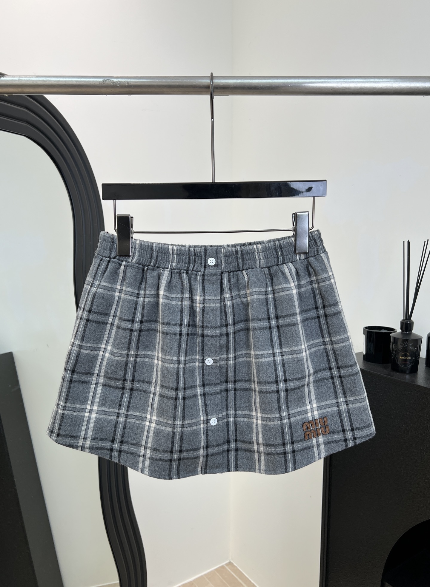 NO:658336,Miu Miu new autumn and winter style plaid flannel skirt, full of retro feel, classic plaid + waist design, pleated skirt + front buttons, casual fit, size S M L,,miumiu,skirts,alexander wang19860909Miu Miu 秋冬新款 格纹法兰绒半裙、复古感满满、经典格纹+束腰设计、百褶裙摆+正面纽扣、休闲版型 码数S M L,,miumiu,skirts,alexander wang,Women's clothing