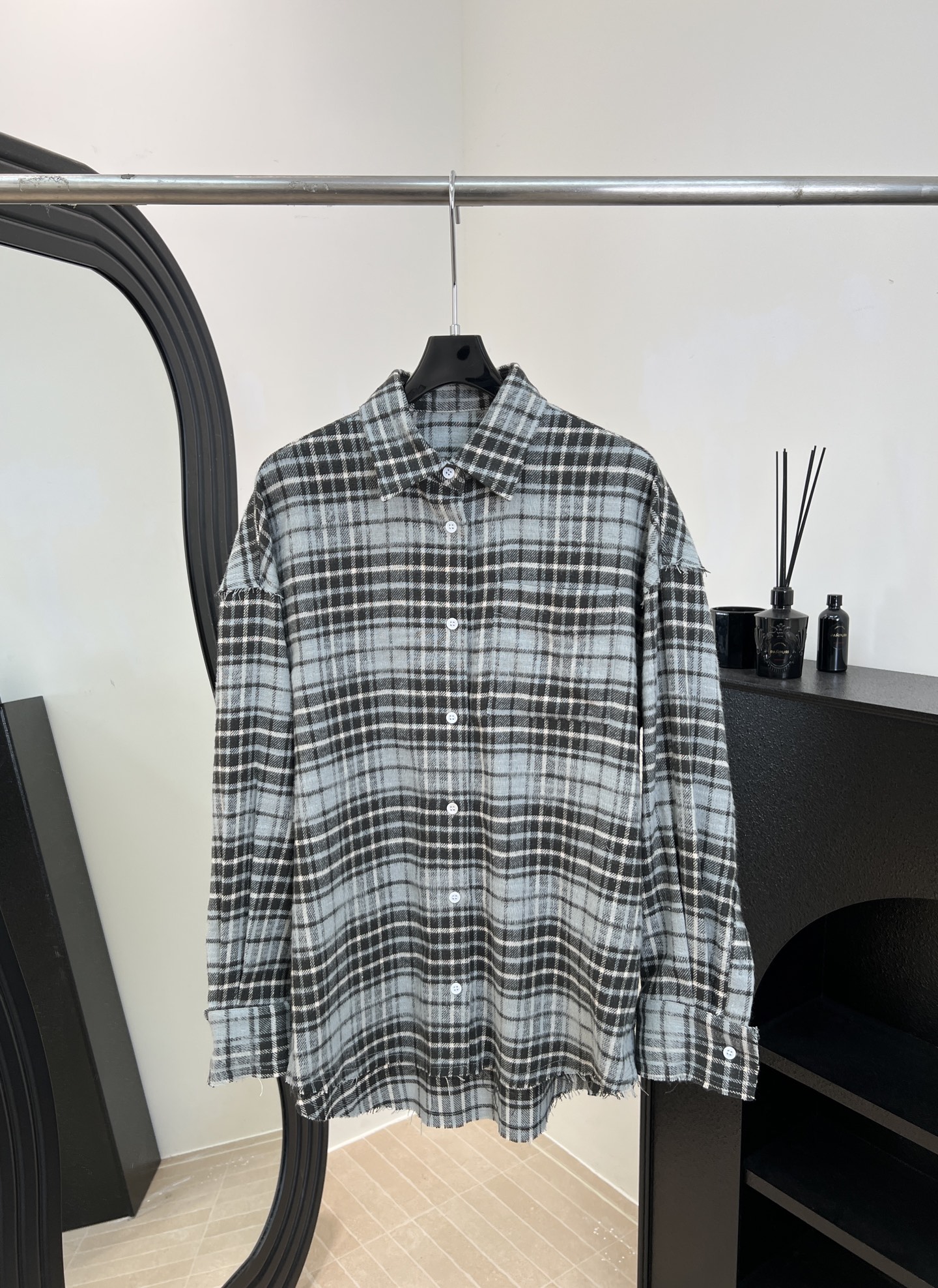NO:658350,R13 new style for early spring, black and gray color-blocked plaid shirt, classic plaid + irregular raw edge design, soft and comfortable, loose silhouette, super casual and fashionable, loose version, same style for men and women, size S M L,, shirts, alexander wang19860909R13 早春新款 黑灰拼色格纹衬衫、经典格纹+不规则毛边设计、柔软舒适、宽松廓形超显随性时髦、宽松版型,男女同款 码数S M L,,shirts,alexander wang,Women's clothing