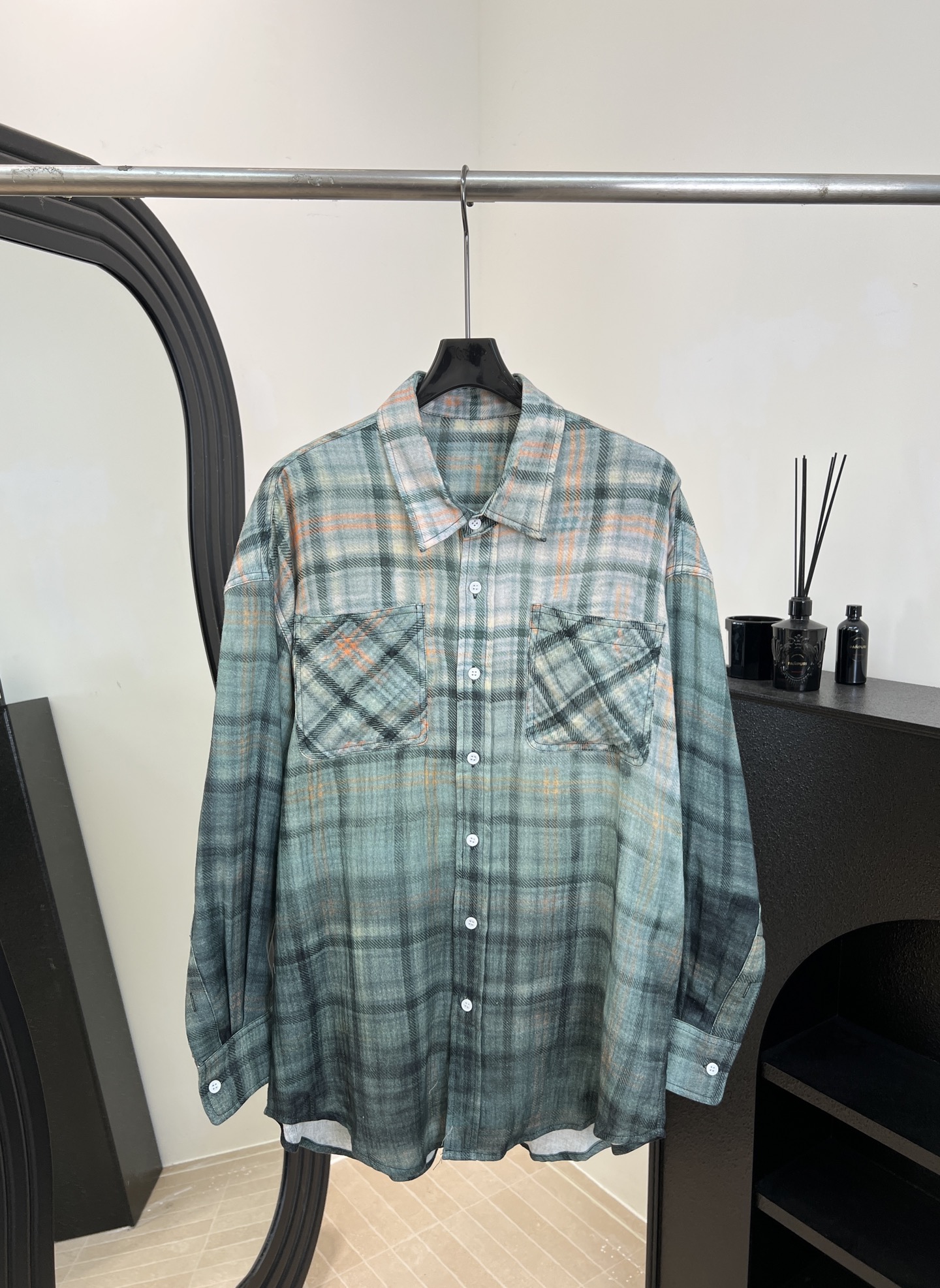 NO:658348,R13 early spring new gradient green plaid shirt, made of elastic yarn, digital printing gradient design, green plaid from light to dark, retro and fashionable double breast pockets, loose version, same size for men and women, size S M L,, shirts, alexander wang19860909R13 早春新款 渐变绿格纹衬衫、采用弹力纱线、数码印花渐变设计、绿色格纹从浅到深、复古又时髦双胸口袋、宽松版型,男女同款 码数S M L,,shirts,alexander wang,Women's clothing