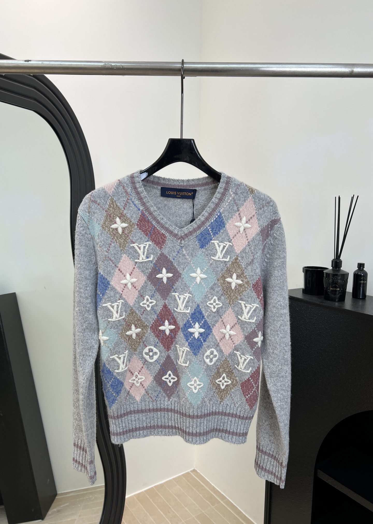 NO:658334,LouisVuitto* Louis new autumn and winter plaid embroidered knitted sweater, cashmere material is super soft, each rhombus has LV embroidery logo, cross embellishment on the chest, short V-neck design modifies the neck line, casual fit size S M L,,louis vuitton,louis vuitton,louis vuitton,sweaters,alexander wang19860909LouisVuitto* 路易 秋冬新款 格刺绣针织毛衣、羊绒材质超柔软、每个菱格都有LV刺绣标志、胸口十字架点缀、短款V领设计修饰颈部线条、休闲版型 码数S M L,,louis vuitton,louis vuitton,louis vuitton,sweaters,alexander wang,Women's clothing