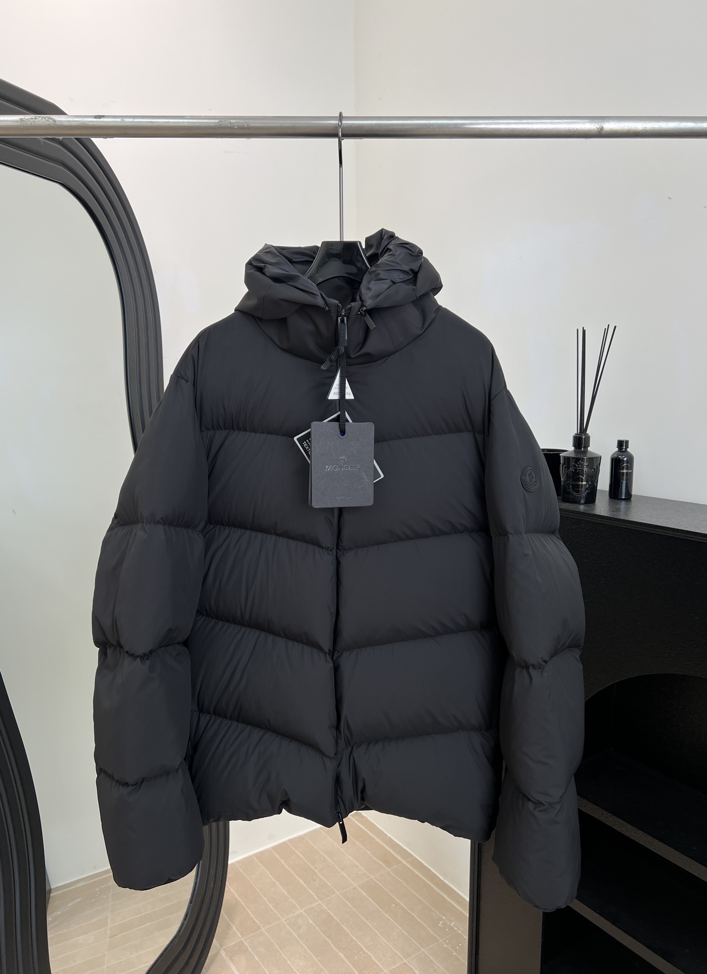 NO:658739,Comes with dust bag Moncle* new autumn and winter black label hooded down jacket, made of high-quality goose down filling, light and warm, diamond quilting technology makes the outline full and fluffy, iconic detachable hood design, 90% goose down filling, casual fit, same size for men and women, size S M L XL XXL,, down jacket, hats, alexander wang19860909配防尘袋Moncle* 秋冬新款 黑标连帽羽绒服、采用高品质鹅绒填充、轻盈又保暖、菱格绗缝工艺让轮廓饱满蓬松、标志性可拆卸连帽设计、90鹅绒填充、休闲版型、男女同款 码数S M L XL XXL,,down jacket,hats,alexander wang,Women's clothing