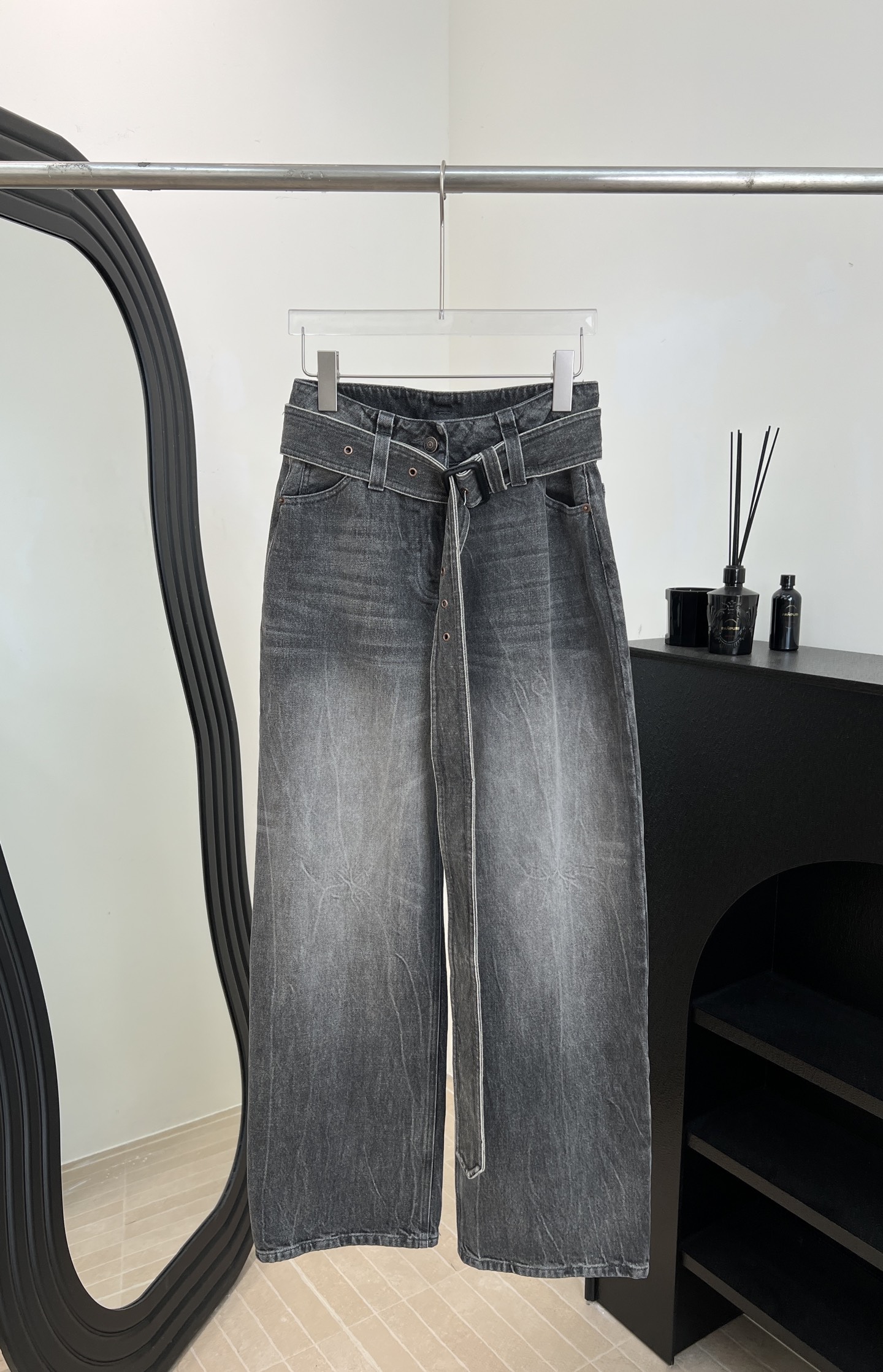 NO:658733,Acne Studios early spring new style black and gray belted jeans, made of high-quality washed denim, retro distressed texture, high waist + same color belt design, modified waistline and very layered, casual fit, size S M L,,acne studios,dior,jeans,alexander wang19860909Acne Studios 早春新款 黑灰腰带牛仔裤、采用高品质水洗牛仔布、复古做旧纹理、高腰+同色腰带设计、修饰腰线又很有层次、休闲版型 码数S M L,,acne studios,dior,jeans,alexander wang,Women's clothing