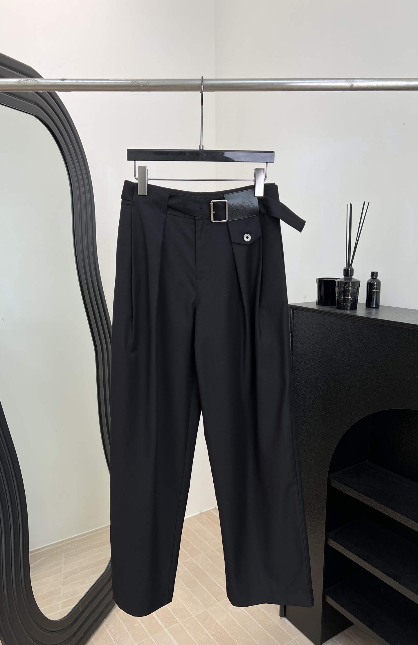 NO:658730,Loew* new style for early spring, drapey wide-leg suit pants, fabric with drapey feel, easily modified leg lines, metal buckle belt embellishment, casual fit, size S M L,,loewe,business suit,alexander wang19860909Loew* 早春新款 垂感阔腿西装裤、面料垂坠感、轻松修饰腿部线条、金属扣腰带点缀、休闲版型 码数S M L,,loewe,business suit,alexander wang,Women's clothing