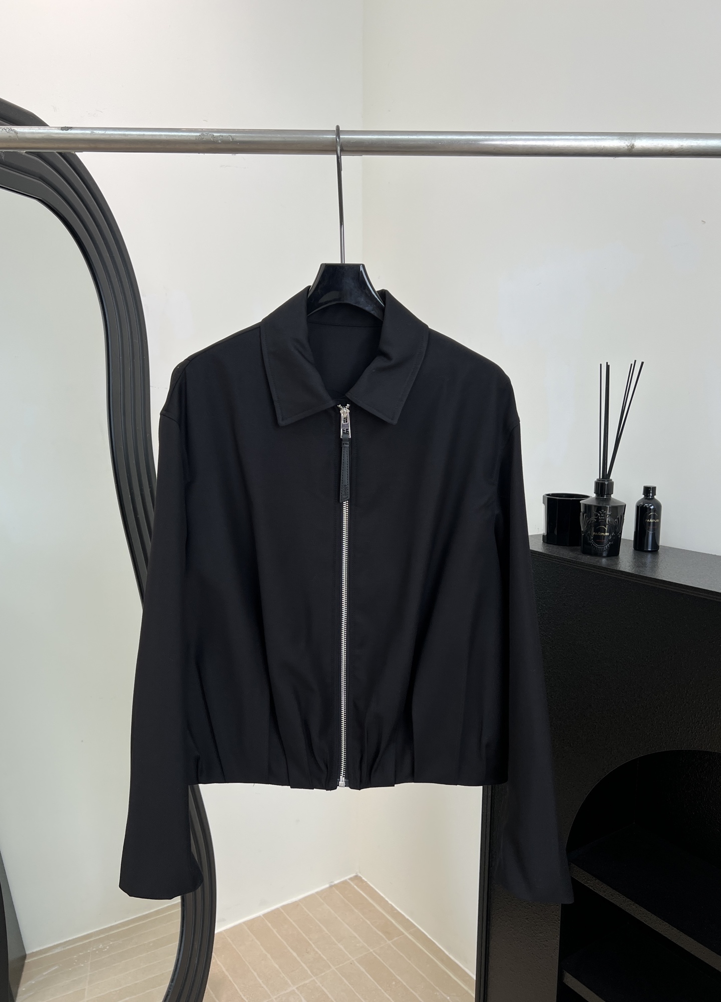 NO:658727,Loew* new early spring black coat with twist design, using the brand's iconic twist design, a strong three-dimensional back, casual fit, size S M L,,loewe,jackets & coats,alexander wang19860909Loew* 早春新款 扭结设计黑色外套、采用品牌标志性扭结设计、背部立体感超强、休闲版型 码数S M L,,loewe,jackets & coats,alexander wang,Women's clothing