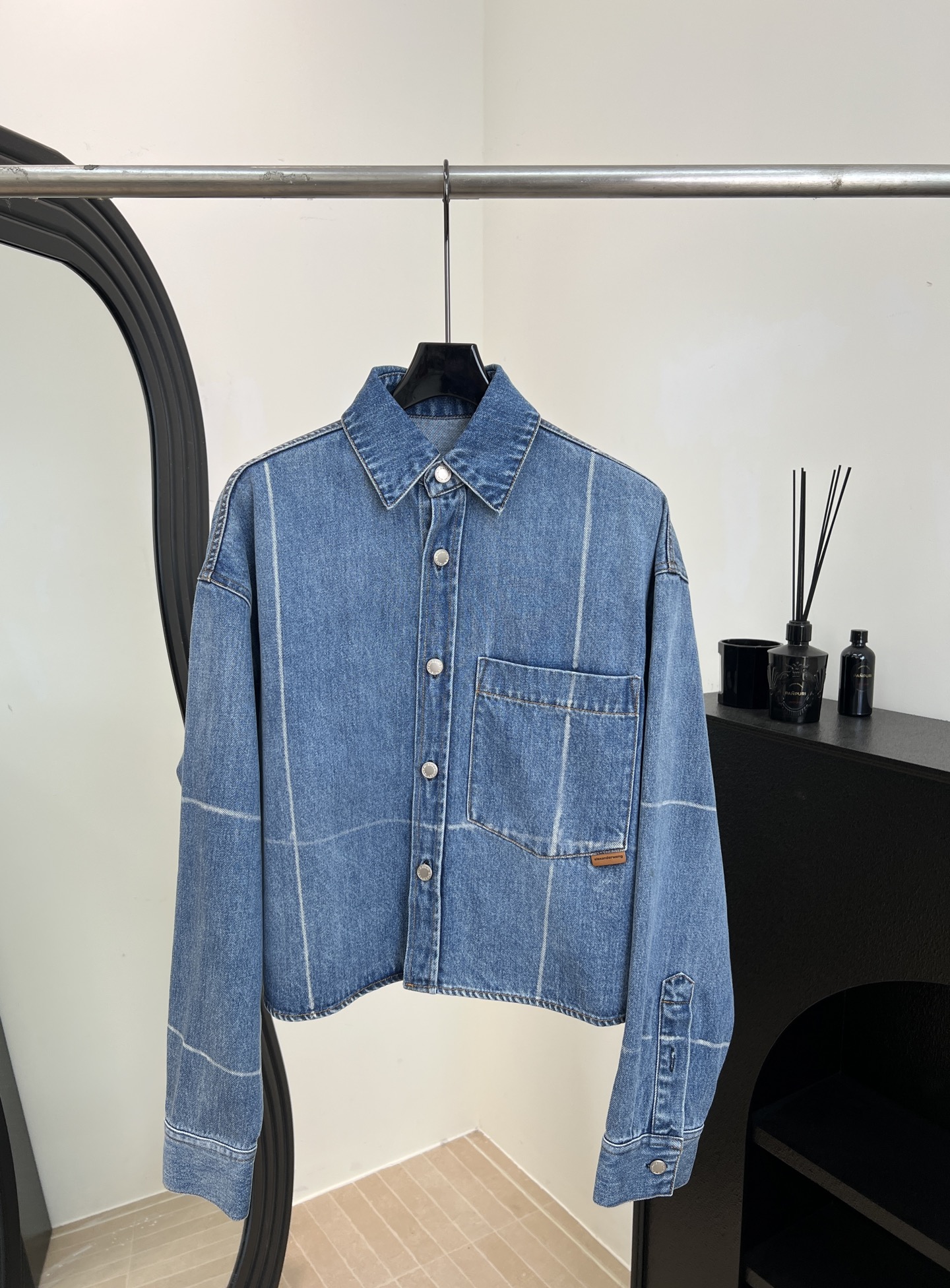 NO:658724,ALEXANDER WAN* Early Spring New Retro Blue Denim Short Shirt, Soft Denim Material, Large Pocket Design on the Front, Classic Lapel + Metal Buttons, Casual Fit Size S M L,,alexander wang,shirts,alexander wang19860909ALEXANDER WAN* 大王 早春新款 复古蓝色牛仔短款衬衫、柔软牛仔布材质、正面有大口袋设计、经典翻领+金属纽扣、休闲版型 码数S M L,,alexander wang,shirts,alexander wang,Women's clothing