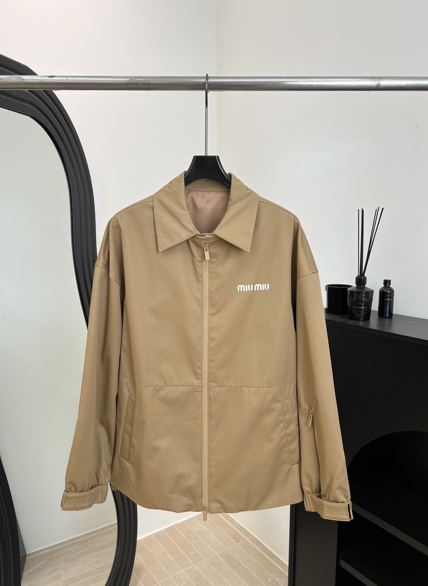 NO:658721,Miu Mi* early spring new style regenerated nylon jacket, the jacket is made of regenerated nylon fabric, lightweight windproof and waterproof, same color embroidered logo on the chest, casual fit, size S M L,,miumiu,jackets & coats,jackets & coats,alexander wang19860909Miu Mi* 早春新款 再生尼龙夹克外套、夹克采用再生尼龙面料、轻便防风防水、胸前同色刺绣徽标、休闲版型 码数S M L,,miumiu,jackets & coats,jackets & coats,alexander wang,Women's clothing