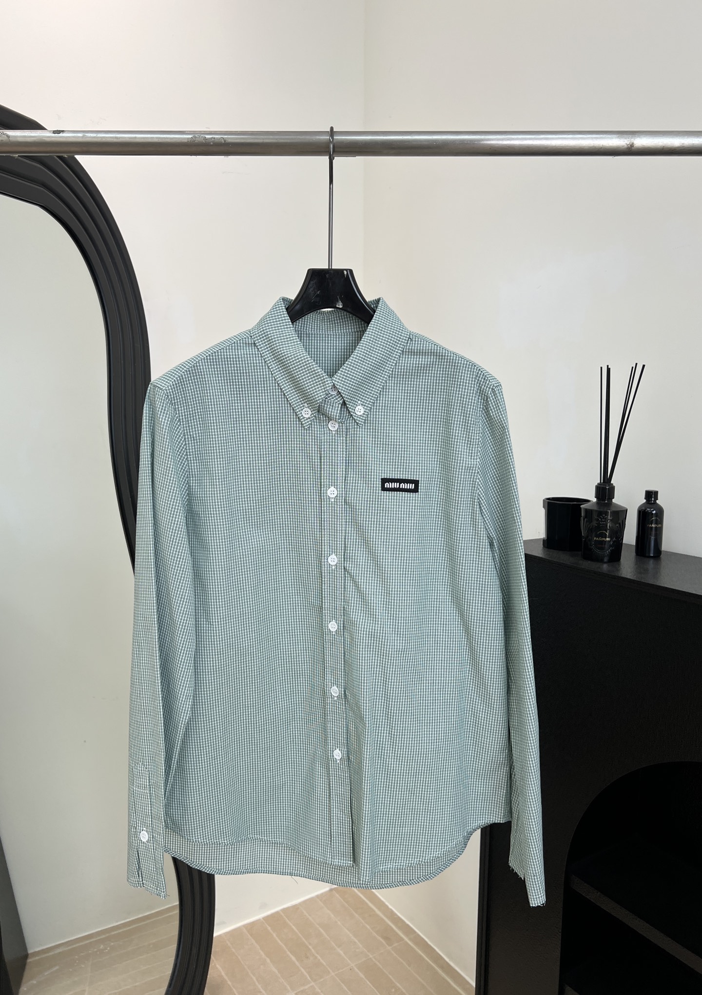 NO:658718,Miu Miu early spring new style lapel logo plaid shirt, green and white small plaid super fresh, black embroidered logo on the left chest, casual fit size S M L,,miumiu,shirts,alexander wang19860909Miu Miu 早春新款 翻领徽标格纹衬衫、绿白小格纹超清新、左胸黑色刺绣徽标、休闲版型 码数S M L,,miumiu,shirts,alexander wang,Women's clothing