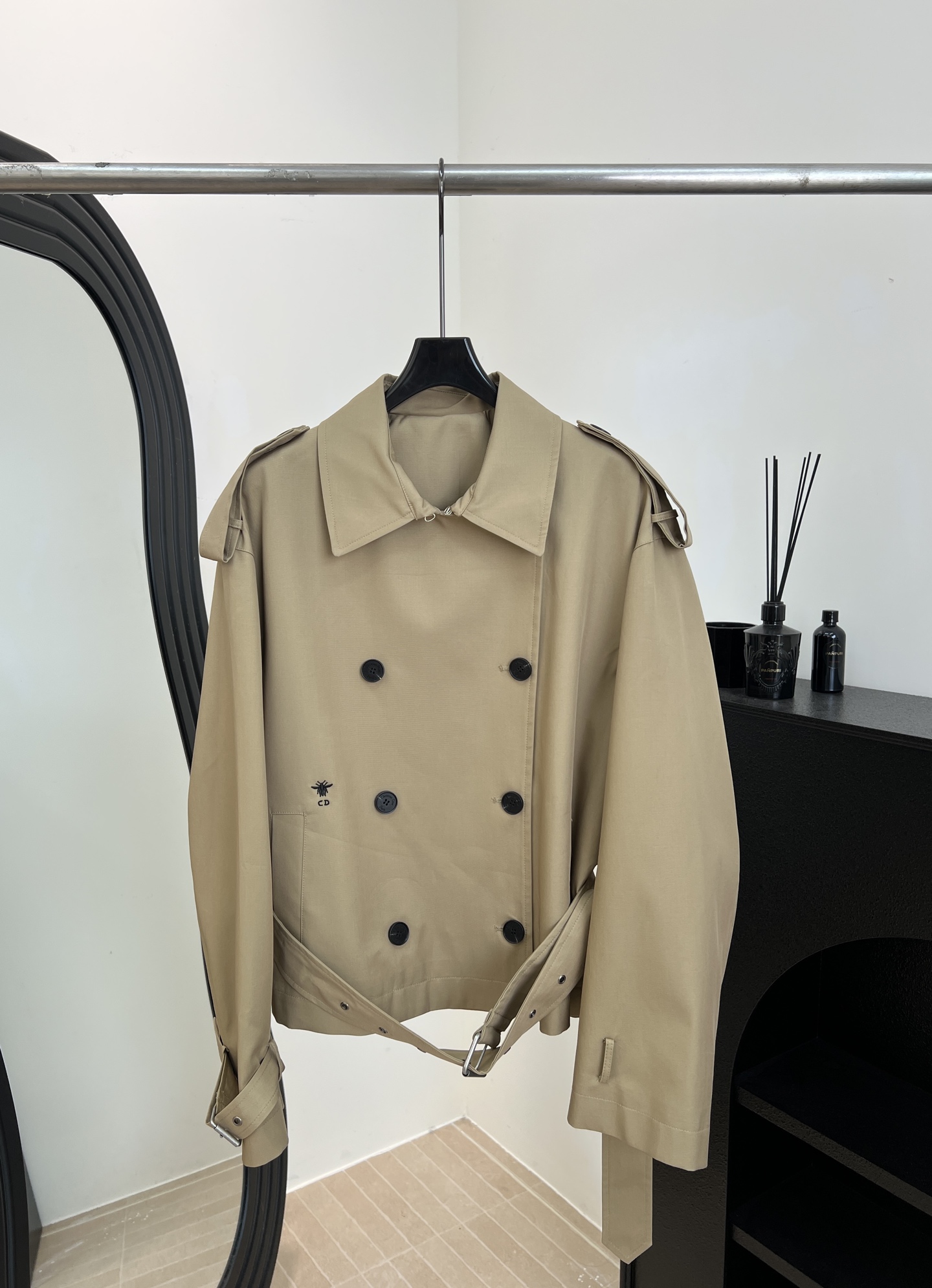 NO:658744,Dior's new early spring khaki lapel short windbreaker jacket, double-breasted + lapel design, right-shoulder version, especially suitable for petite girls, adjustable belt, casual fit, size S M L,,dior,jackets & coats,alexander wang19860909Dior 早春新款 卡其色翻领短款风衣外套、双排扣+翻领设计、正肩版型超显身材特别适合小个子女生、腰带可调节廓形、休闲版型 码数S M L,,dior,jackets & coats,alexander wang,Women's clothing
