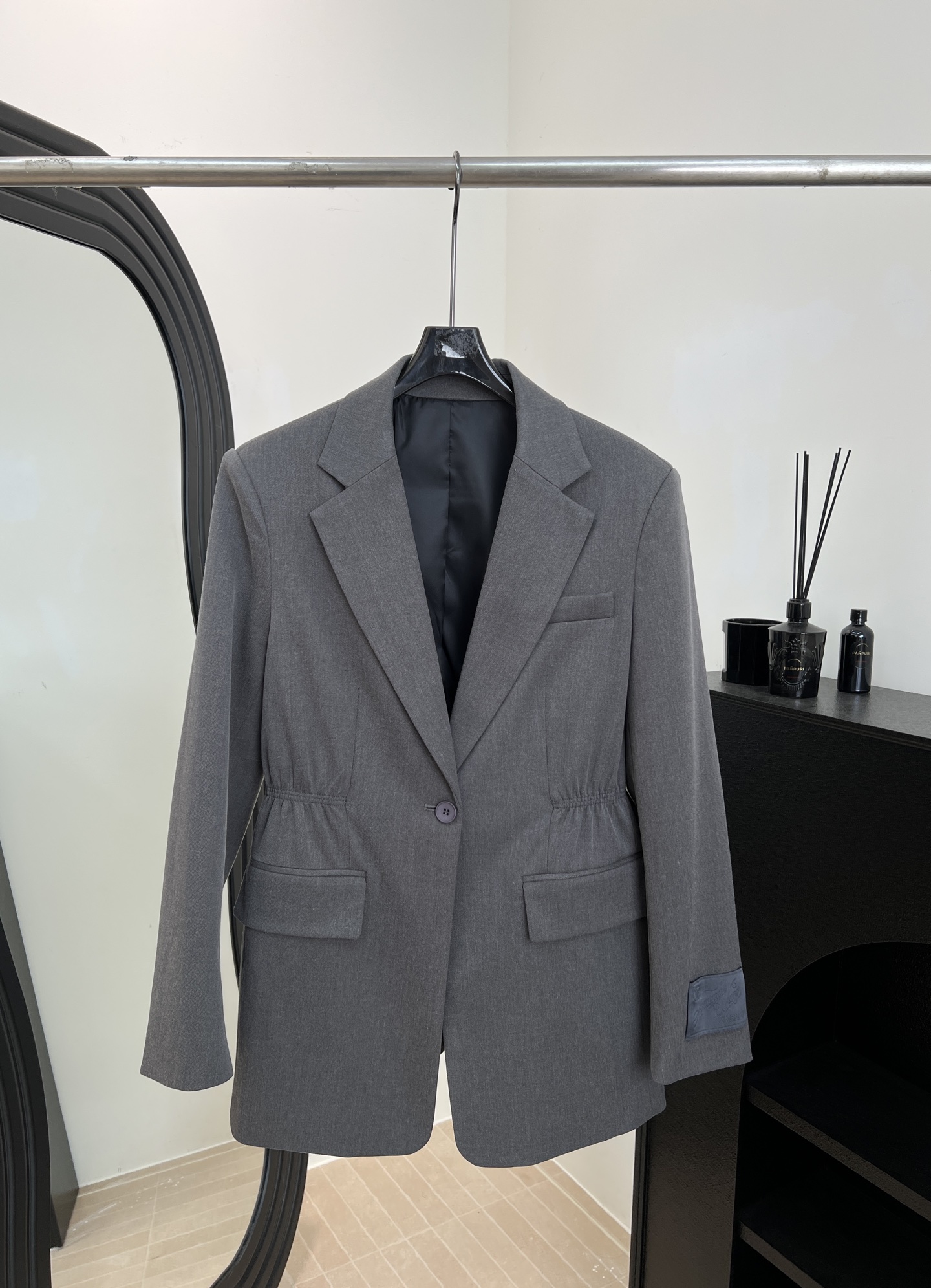 NO:658741,ALEXANDER WAN* Wang's new early spring wool suit jacket, made of customized wool twill, drawstring details on cuffs and hem, waist design, casual fit, size S M L,,alexander wang,jackets & coats,business suit,alexander wang19860909ALEXANDER WAN* 大王 早春新款 羊毛西装外套、采用定制羊毛斜纹布、袖口和下摆抽绳细节、收腰设计、休闲版型 码数S M L,,alexander wang,jackets & coats,business suit,alexander wang,Women's clothing