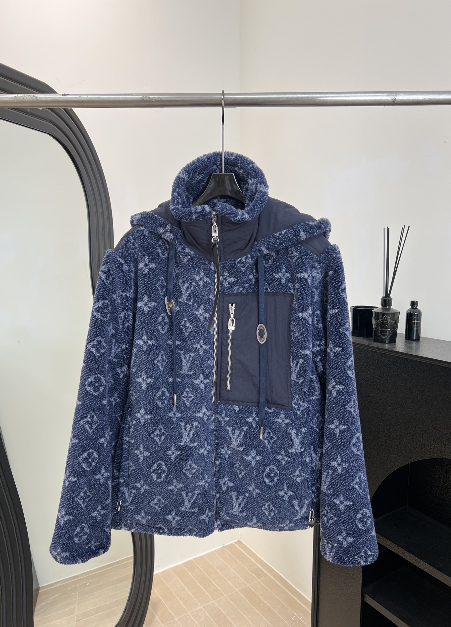 NO:658738,aLouisVuitto* Louis new autumn and winter ski series lambswool hooded jacket, dark blue Monogram presbyopia design, customized teddy lambskin material, front leather label zipper + nylon pocket splicing, casual fit size S M L,,louis vuitton,louis vuitton,jackets & coats,hats,alexander wang19860909aLouisVuitto* 路易 秋冬新款 滑雪系列羊羔毛连帽外套、深蓝Monogram老花设计、定制泰迪羊羔毛材质、前襟皮标拉链+尼龙口袋拼接、休闲版型 码数S M L,,louis vuitton,louis vuitton,jackets & coats,hats,alexander wang,Women's clothing