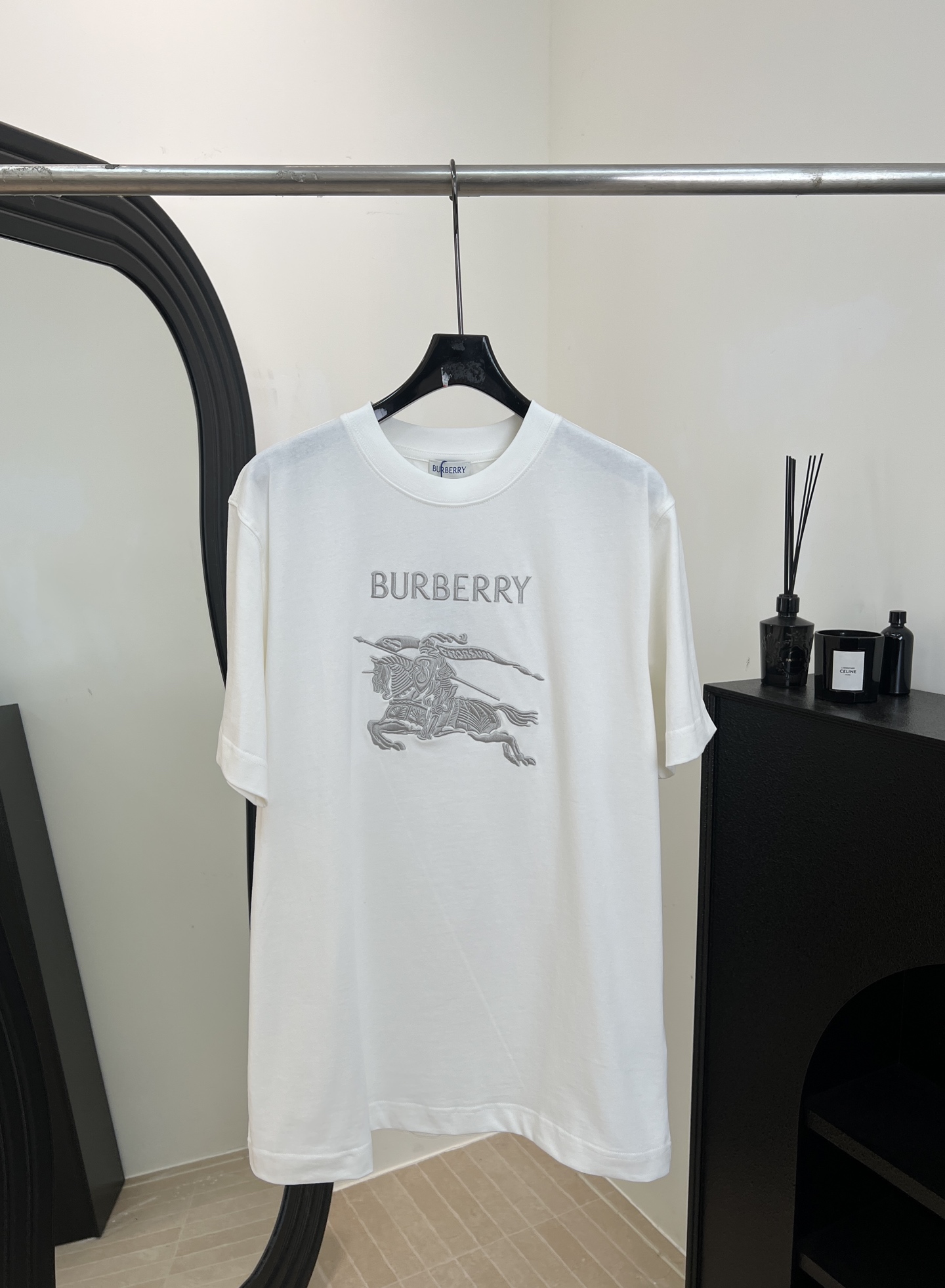 NO:665621,Burberr* spring and summer new round neck knitted cotton T-shirt, close-fitting cut, made of medium-thick plain cotton fabric, embellished with Burberry logo, EKD embroidery, incorporating glossy yarn, ribbed knitted collar, casual fit, same size for men and women, size S M L XL,, burberry, tees, t-shirt,  19860909Burberr* 春夏新款 圆领针织棉布T恤、呈现贴身剪裁、选用中厚平织棉面料、点缀 Burberry 徽标、马术骑士徽标（EKD）刺绣、融入亮泽感纱线、罗纹针织领口、休闲版型、男女同款 码数S M L XL,,burberry,tees，t-shirt, ,Women's clothing