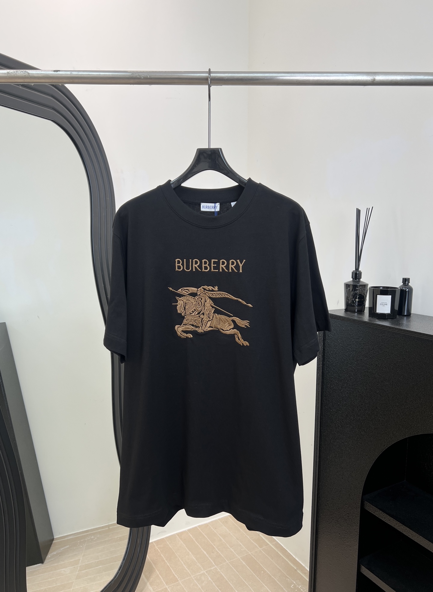 NO:665614,Burberr* spring and summer new round neck knitted cotton T-shirt, close-fitting cut, made of medium-thick plain cotton fabric, embellished with Burberry logo, EKD embroidery, incorporating glossy yarn, ribbed knitted collar, casual fit, same size for men and women, size S M L XL,, burberry, tees, t-shirt,  19860909Burberr* 春夏新款 圆领针织棉布T恤、呈现贴身剪裁、选用中厚平织棉面料、点缀 Burberry 徽标、马术骑士徽标（EKD）刺绣、融入亮泽感纱线、罗纹针织领口、休闲版型、男女同款 码数S M L XL,,burberry,tees，t-shirt, ,Women's clothing