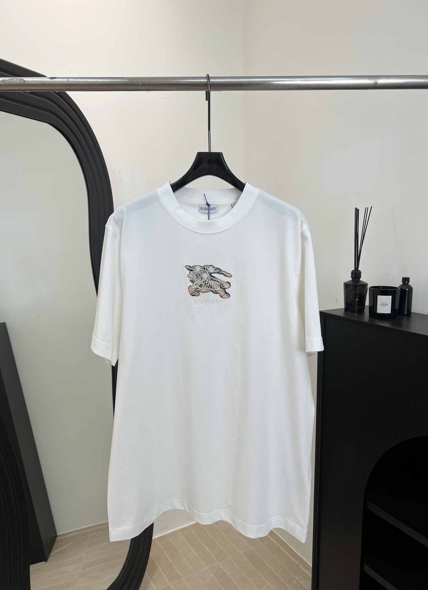 NO:665612,Burberr* spring and summer new style round neck knitted cotton T-shirt, close-fitting cut, made of medium-thick plain cotton fabric, embellished with patch Burberry logo, Equestrian Knight logo (EKD) embroidery, incorporating lustrous yarn, ribbed knitted collar, same size for men and women, size S M L XL,, burberry, tees, t-shirt,  19860909Burberr* 春夏新款 圆领针织棉布T恤、呈现贴身剪裁、选用中厚平织棉面料、点缀 贴布Burberry 徽标、马术骑士徽标（EKD）刺绣、融入亮泽感纱线、罗纹针织领口、男女同款 码数S M L XL,,burberry,tees，t-shirt, ,Women's clothing