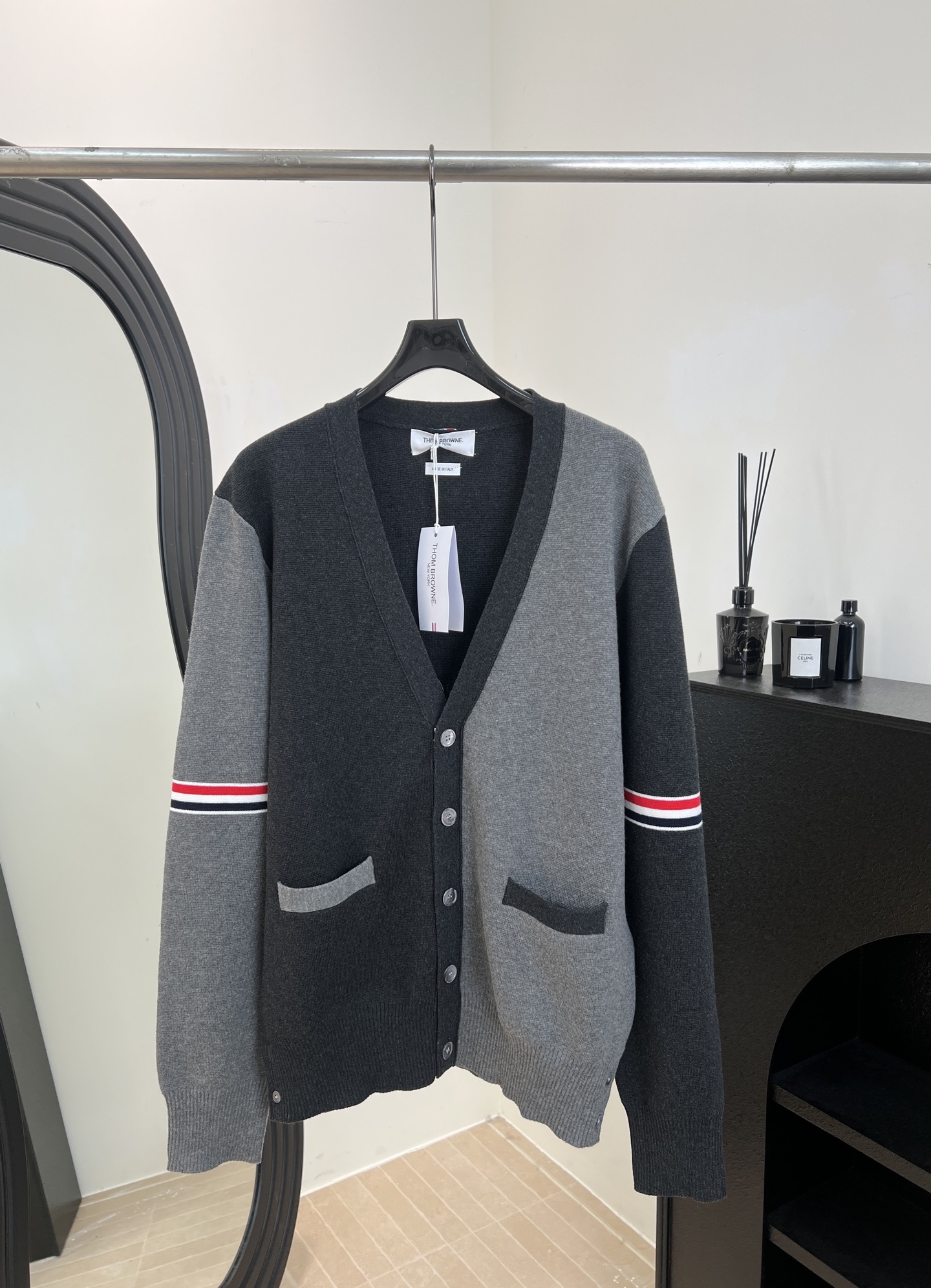 NO:665609,Thom Brown* TB new autumn and winter color block knitted cardigan made of customized wool fabric, black and gray color block + red, white and blue striped cuffs, two pocket design, casual fit, same style for men and women, size S M L XL,,  19860909Thom Brown* TB 秋冬新款 拼色针织开衫 采用定制羊毛面料、黑灰拼色+红白蓝条纹袖口、两个口袋设计、休闲版型、男女同款 码数S M L XL,, ,Women's clothing