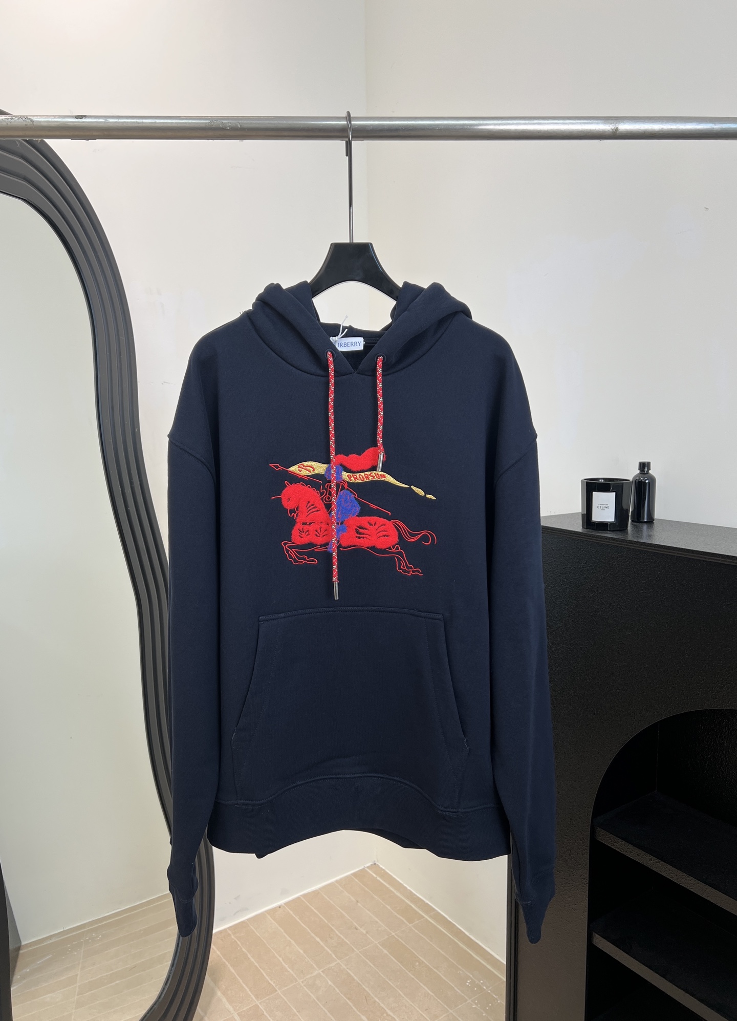 NO:693748,Burberr* New Autumn and Winter New Year of the Horse limited hooded sweatshirt, red embroidered knight logo, red and blue drawstrings to echo holiday elements, high-quality cotton material, soft and comfortable, casual fit, same style for men and women, size S M L XL,, burberry, hoodie, sweatshirts, hats,19860909Burberr* 秋冬新款 马年限定连帽卫衣、红色刺绣骑士徽标、红蓝抽绳呼应节日元素、高品质棉料、柔软舒适、休闲版型、男女同款 码数S M L XL,,burberry,hoodie,sweatshirts,hats,,Women's clothing