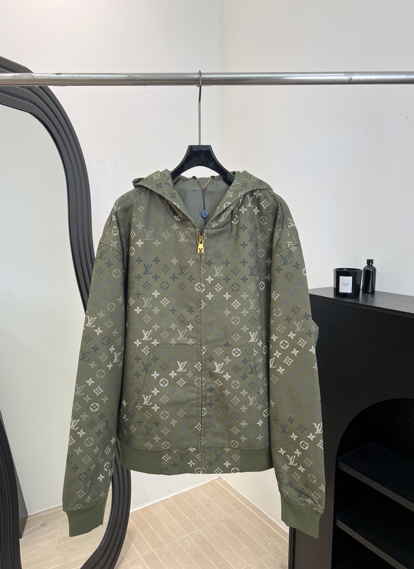 NO:665628,aLouisVuitto* Louis' new autumn and winter Monogram bomber jacket, classic presbyopic pattern, zipper closure + hooded design, ribbed cuffs and hem, loose fit, same style for men and women. Size S M L19860909aLouisVuitto* 路易 秋冬新款 Monogram飞行员夹克外套、经典老花图案、拉链开合+连帽设计、袖口和下摆罗纹收口、宽松版型,男女同款 码数S M L XL,,louis vuitton,louis vuitton,jackets & coats,jackets & coats,hats, ,Women's clothing