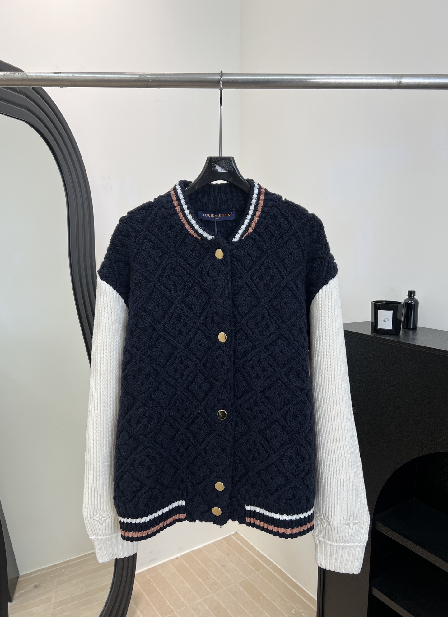 NO:693765,LouisVuitto* Louis new autumn and winter Ski series knitted baseball uniform, navy blue old flower embossed + white contrast sleeves, full of retro college style, striped embellishments on the cuffs and hem, metal buttons, casual fit, size S M L XL,, louis vuitton, louis vuitton,19860909LouisVuitto* 路易 秋冬新款 Ski系列针织棒球服、藏蓝老花浮雕+白色撞色袖、复古学院风满满、袖口和下摆条纹点缀、金属纽扣、休闲版型 码数S M L XL,,louis vuitton,louis vuitton,,Women's clothing